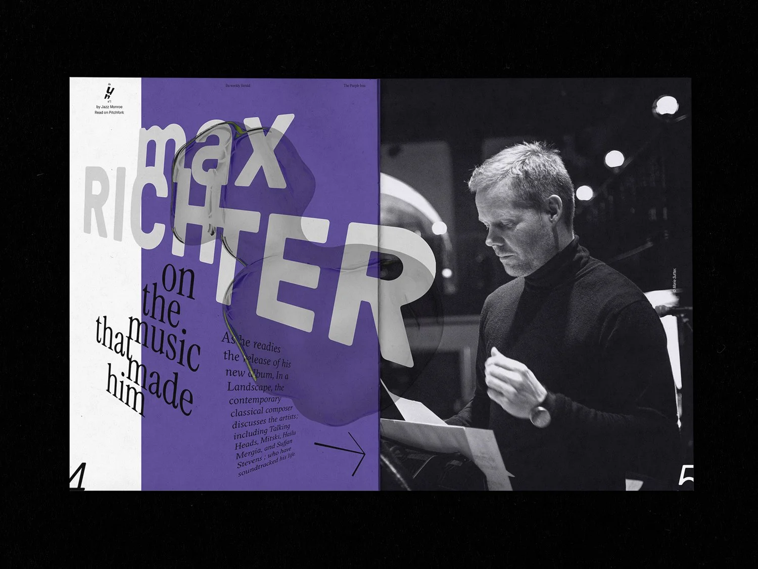 Une page de magazine avec un homme en noir et blanc lisant une partition de musique, dont la moitié gauche contient du texte en français avec un fond violet et une illustration stylisée de haut-parleur.