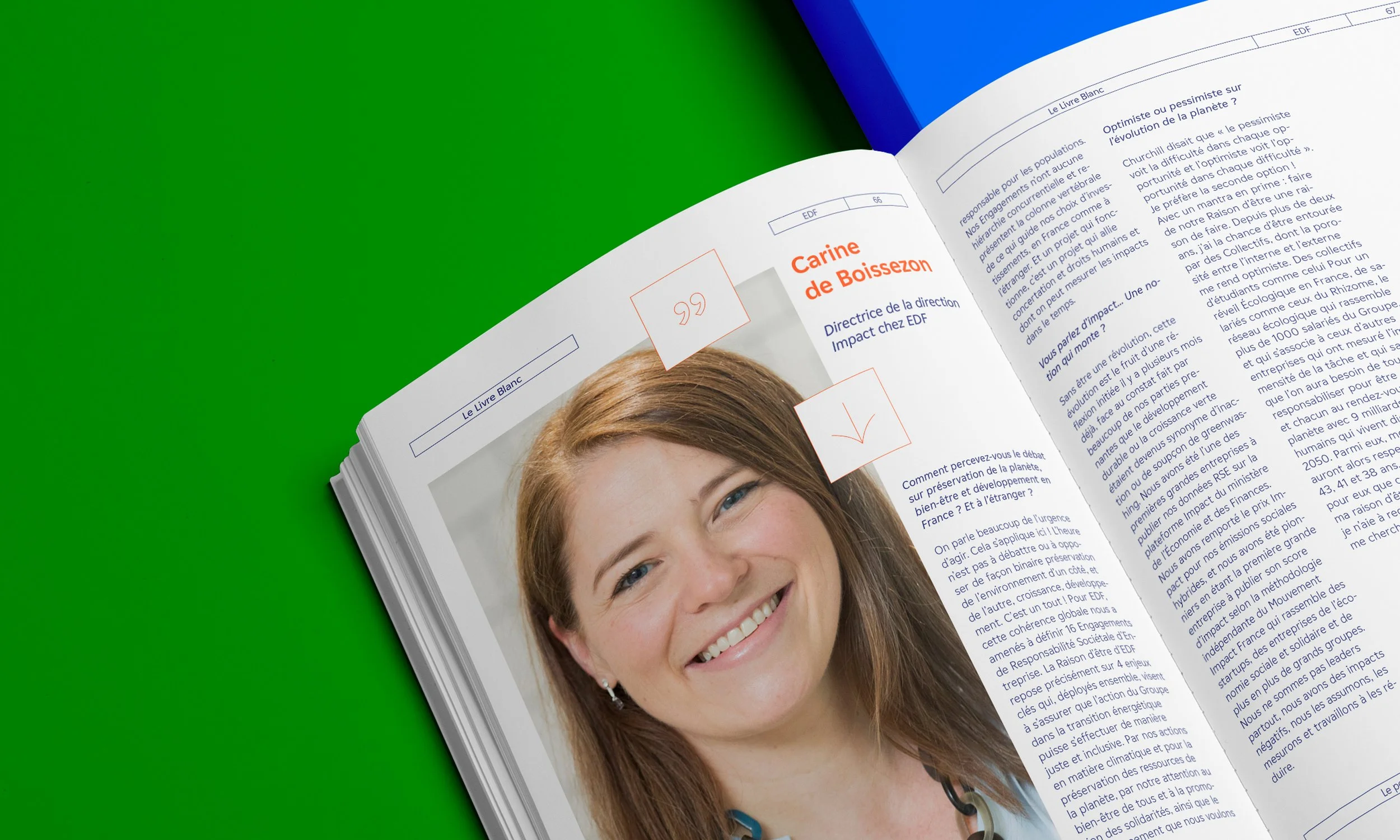 Page d'un magazine ou d'un livre avec une photo d'une femme souriante et du texte en français sur la page de droite, avec un fond vert à gauche.