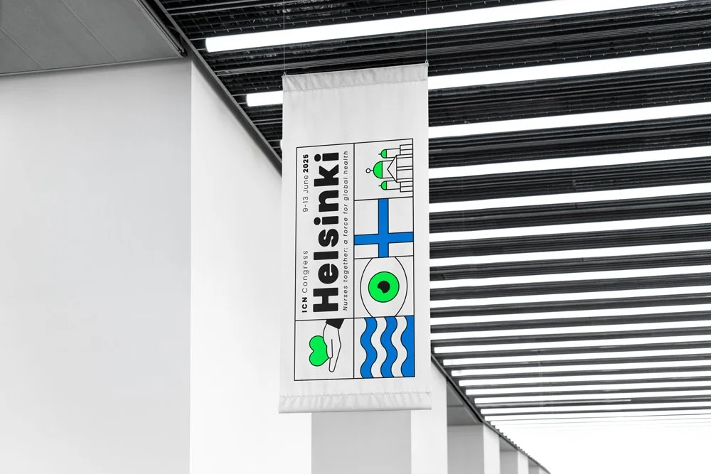 Une bannière d'annonce pour un congrès ICN sur la santé des infirmiers, intitulé 'Helsinki', du 9 au 13 juin 2025, avec des icônes représentant la santé, la Finlande, et des vagues, suspendue au plafond dans un espace moderne.