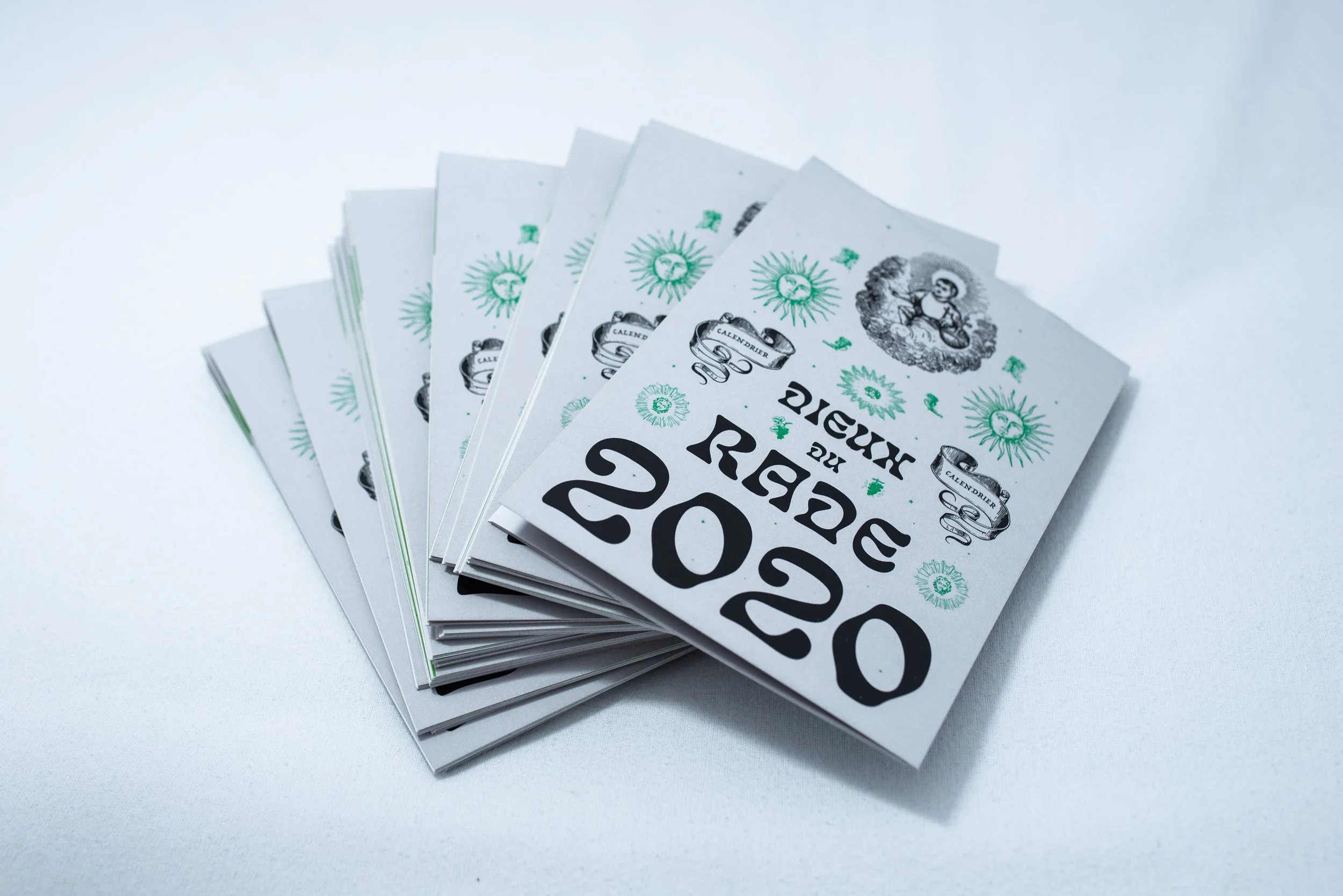 Feuilles de calendrier de l'année 2020 en français