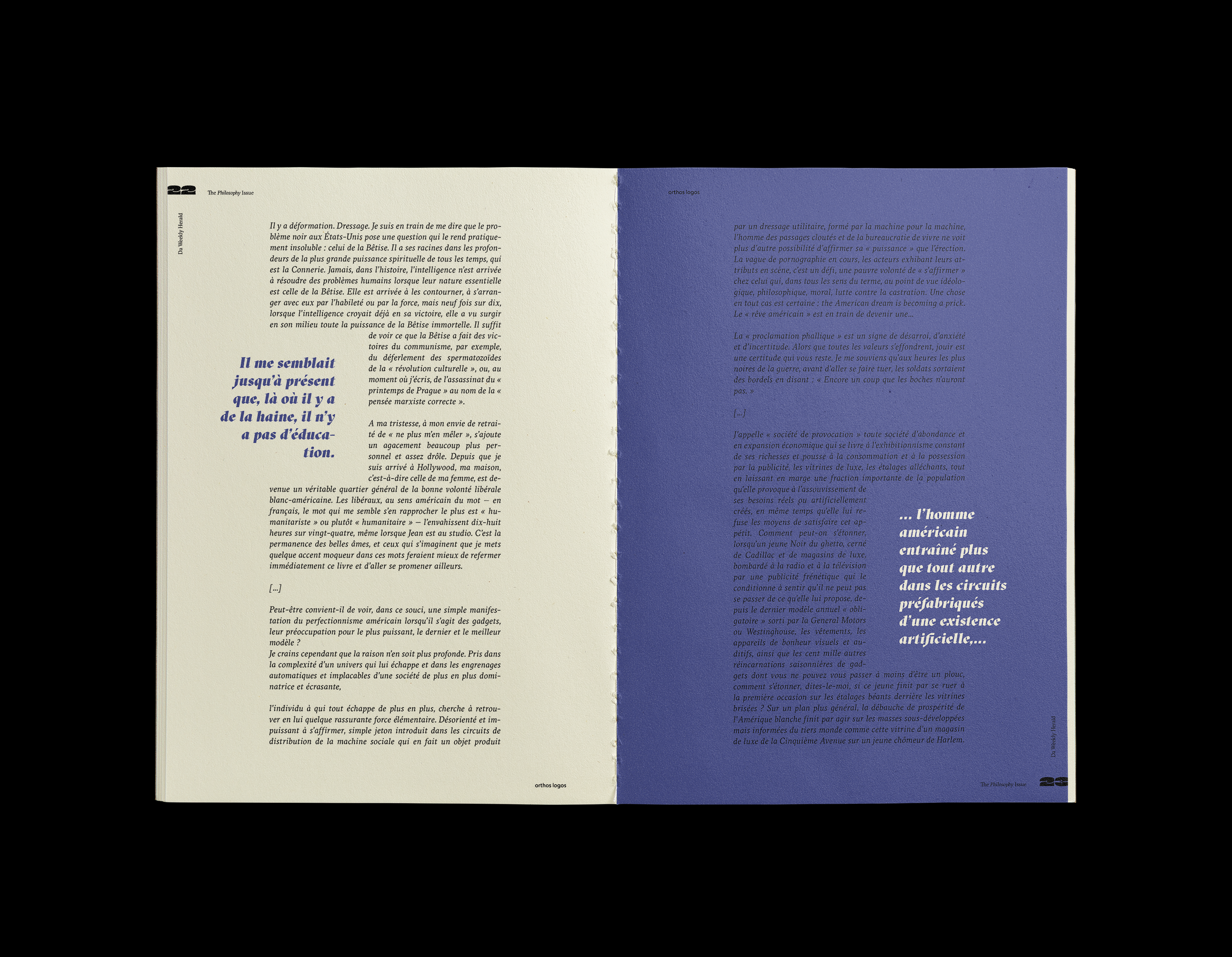 Page ouverte d'un magazine ou d'un livre avec deux colonnes de texte, la colonne de gauche en blanc et la colonne de droite en bleu, contenant un texte en français.