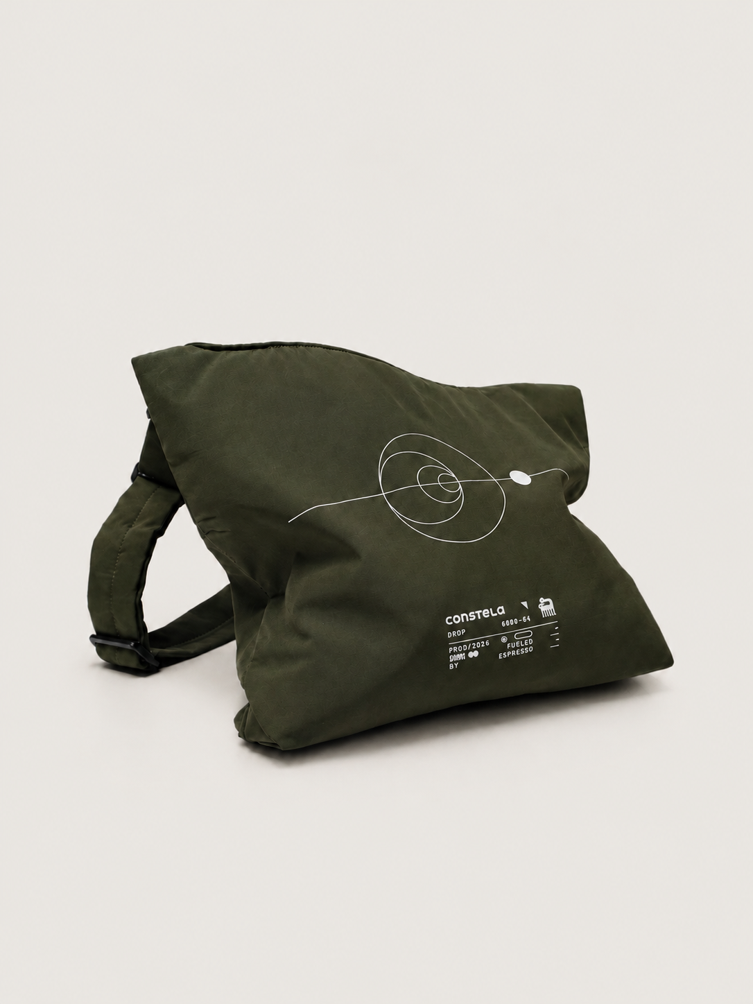 Bolso verde oliva con diseño gráfico blanco.png