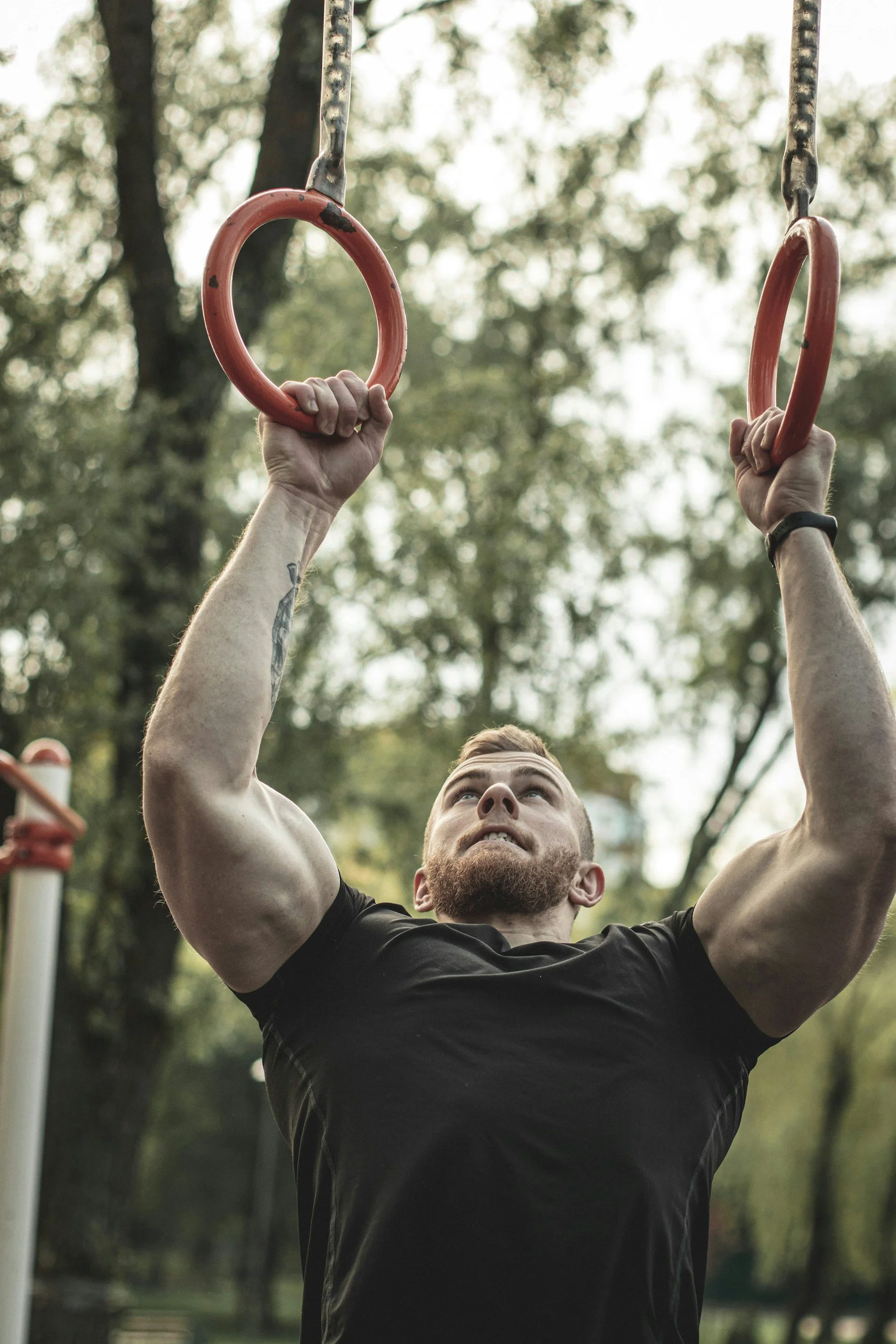 main humaine qui tient une boussole