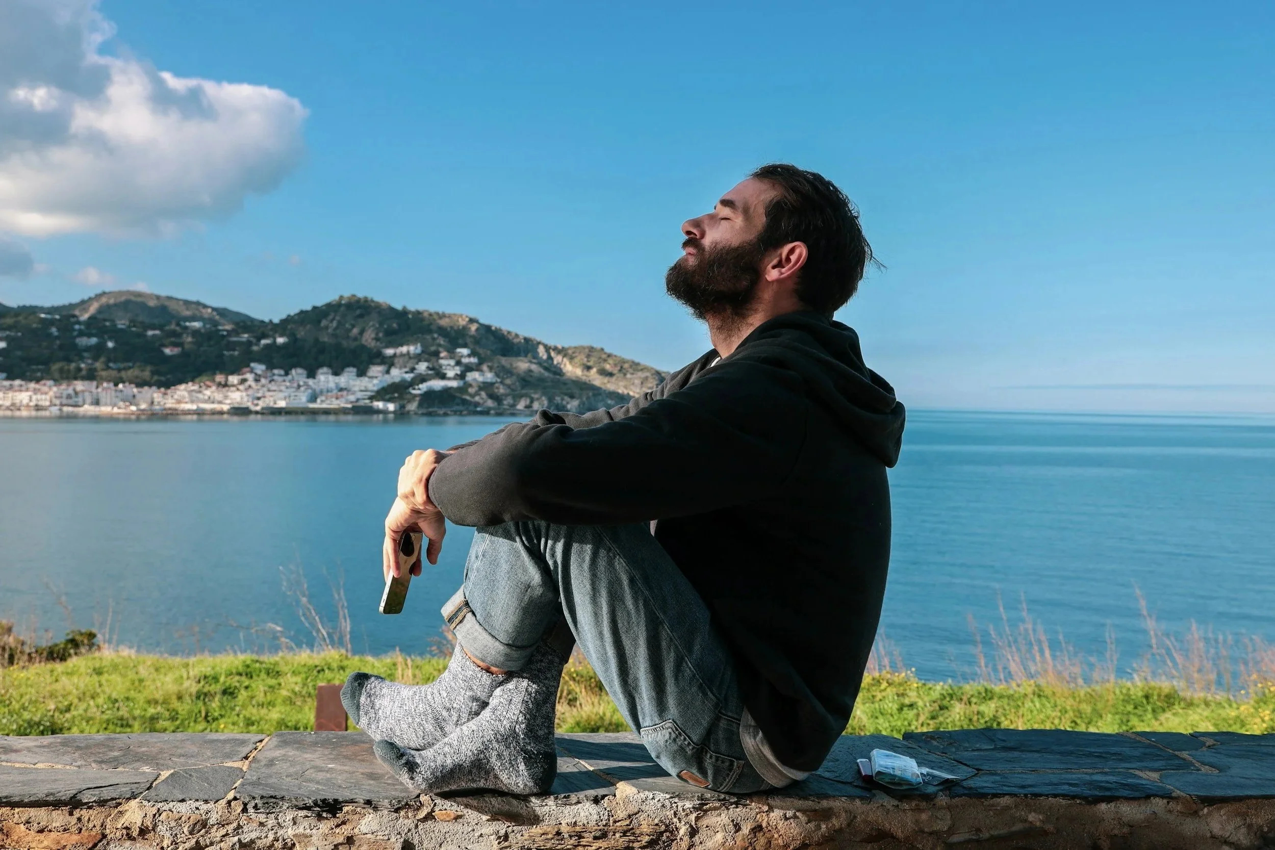 homme pratiquant la méditation