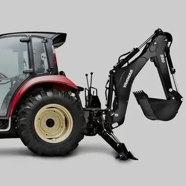 En Yanmar traktor med grävarmaskin monterad på bakdelen.