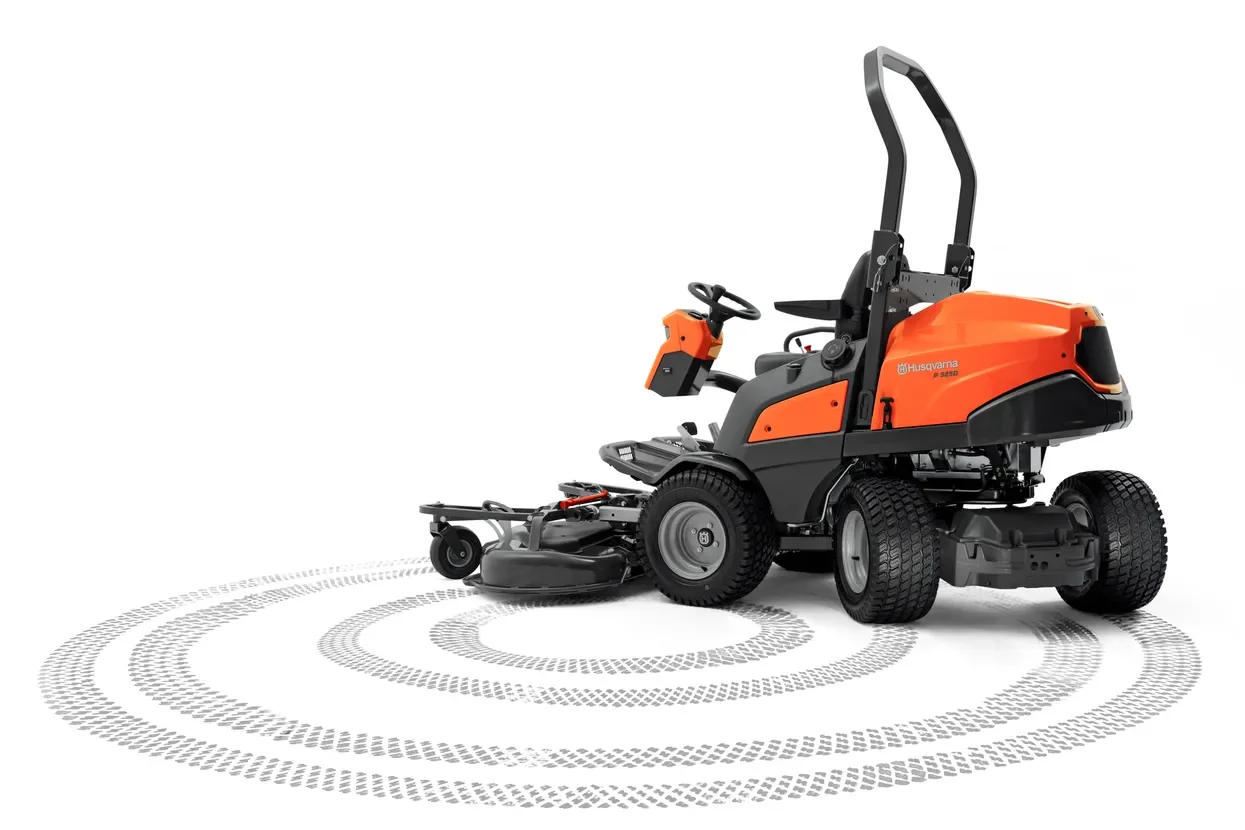 En orange och svart robotgräsklippare på en vit bakgrund med virvlande mönster av gräsklipparspår runt den.