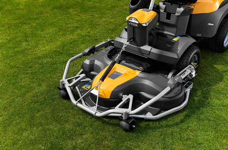 En Stiga Park på gräsmatta