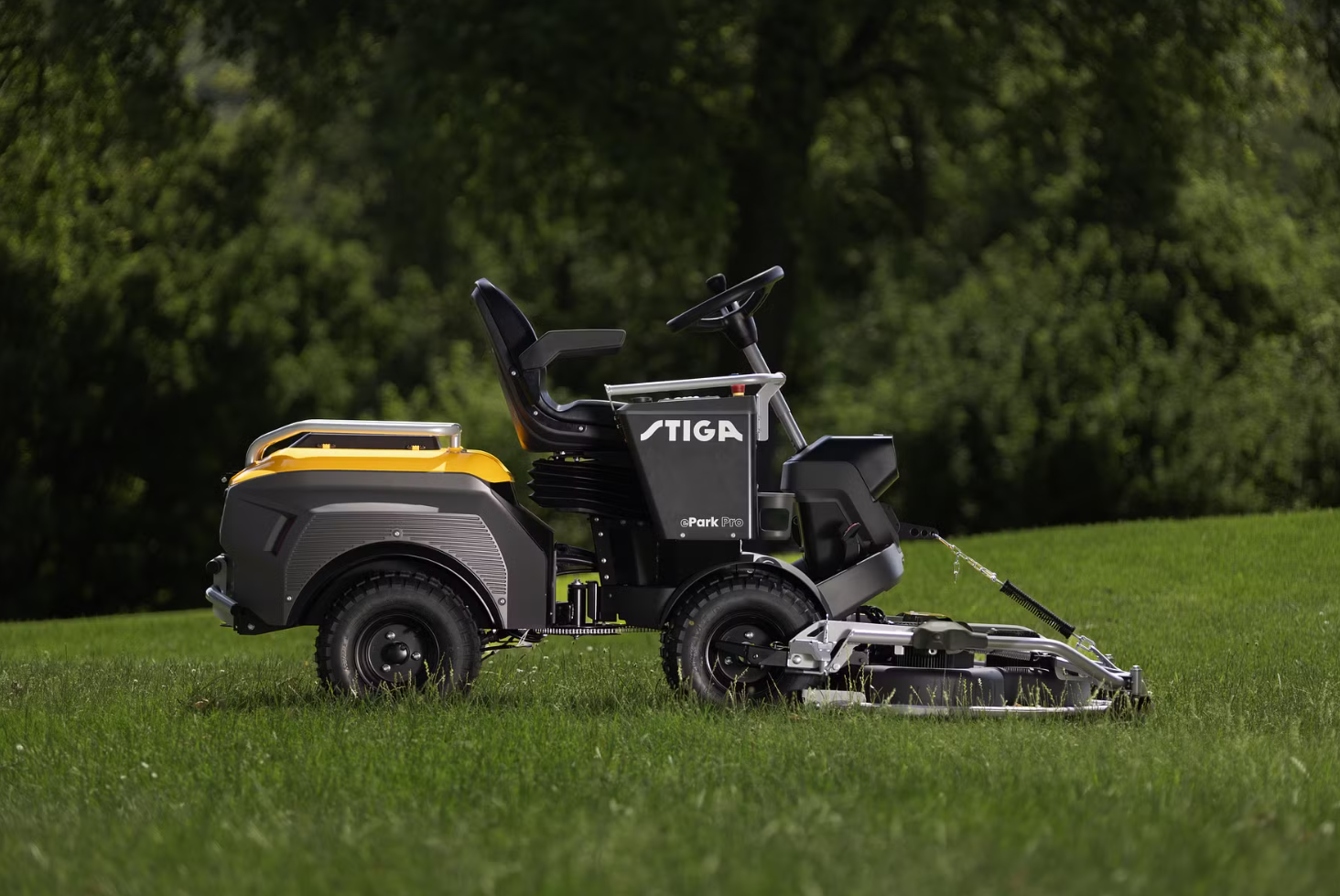En Stiga Park för parkskötsel på gräsmatta