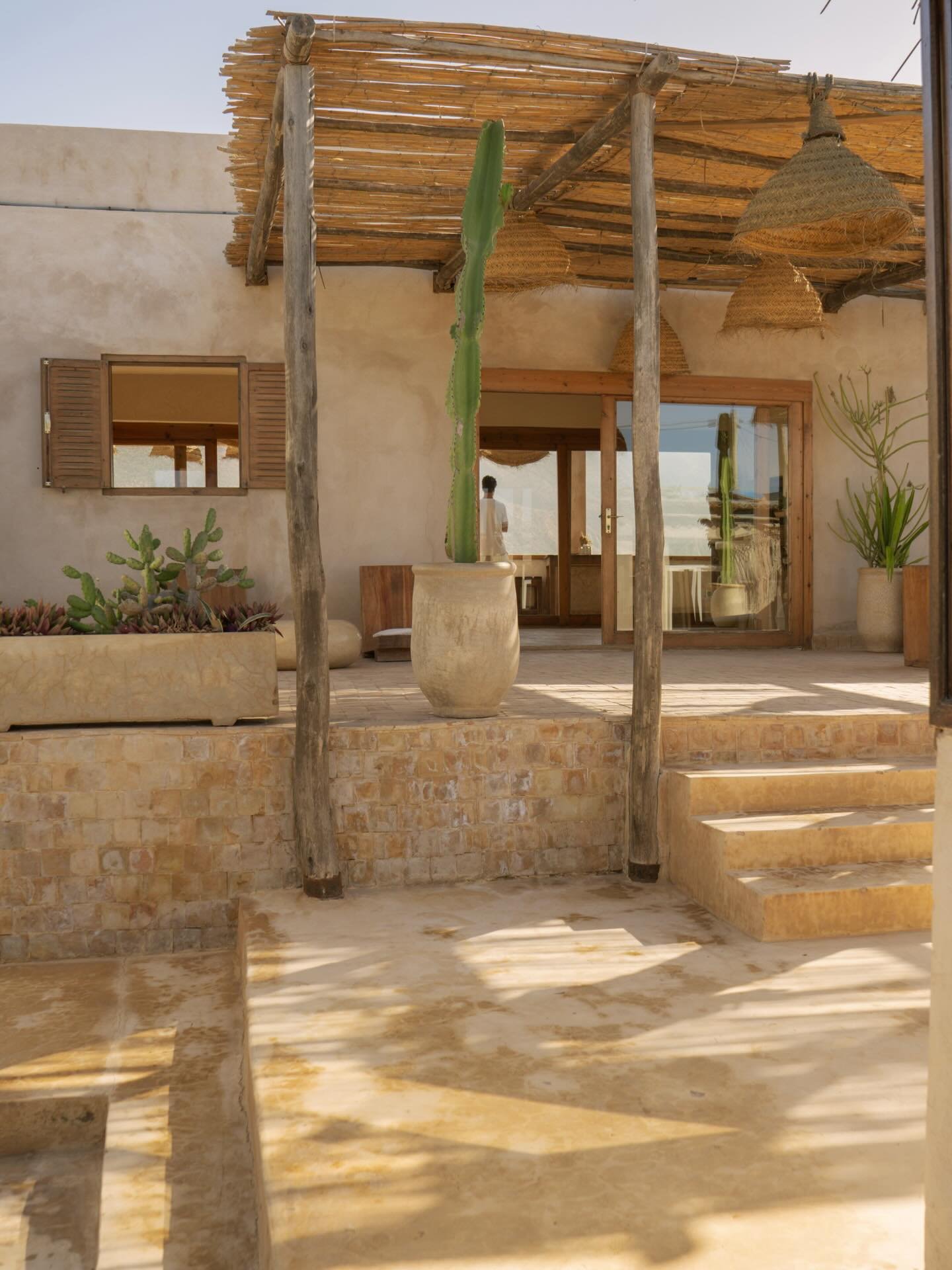 Immagina svegliarti e, con la tavola sotto il braccio,
scendere a piedi verso l&rsquo;oceano ✨

Immersa nella baia pi&ugrave; iconica di Imsouane,
sorge @the.o.surfclub , la nostra casa per Call of the Ocean.

Un eco-lodge di terra cruda e legno, lin