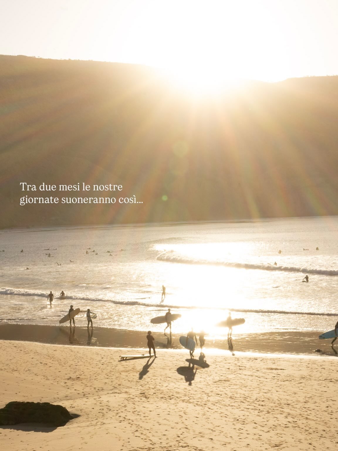 Luce che entra dalle finestre, oceano che chiama, piedi nudi nella sabbia, colazioni lente, onde condivise, mercati, artigianato, posticini scelti, bellezza ovunque.

Call of the Ocean &egrave; il nostro modo di vivere Imsouane:
non correndo, ma segu