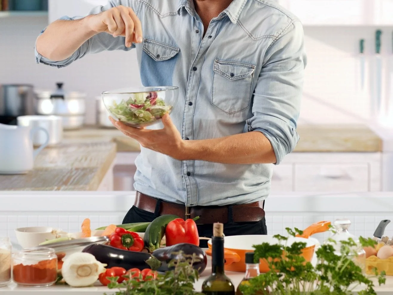 Man preparing himself a salad