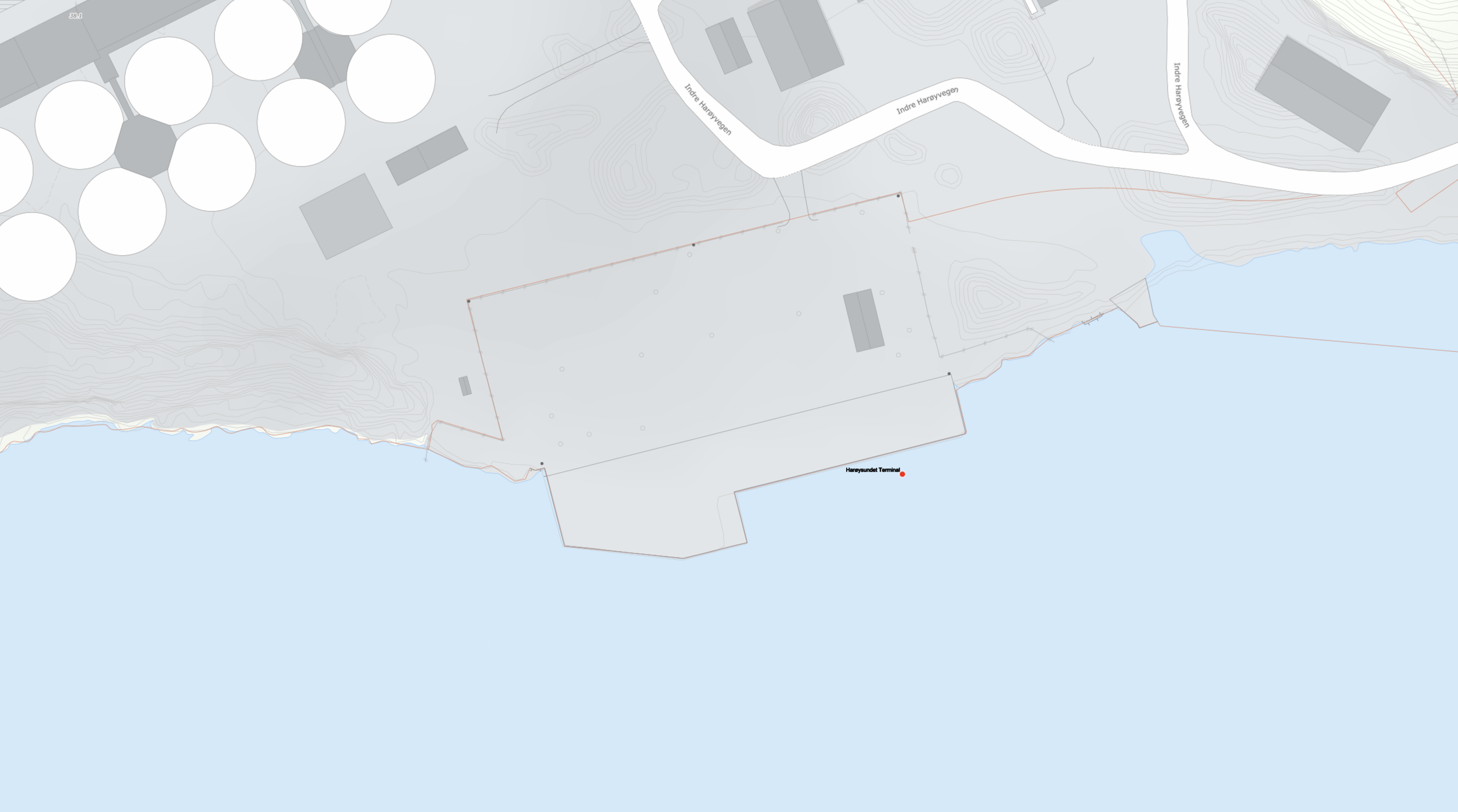 Kart over Harestua-området med vei, bygninger, vann og terrengkonturer, samt en merket terminal ved vannet kalt 'Harestua Terminal.'