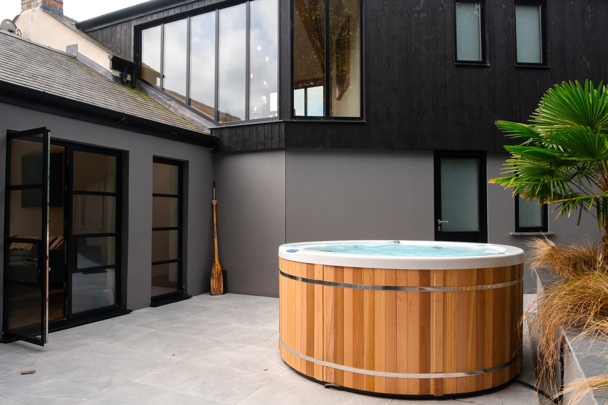 Tucked into a private courtyard, the hot tub offers a moment of pure calm beneath open skies. From crisp mornings to star-lit evenings, it is the perfect place to slow everything down