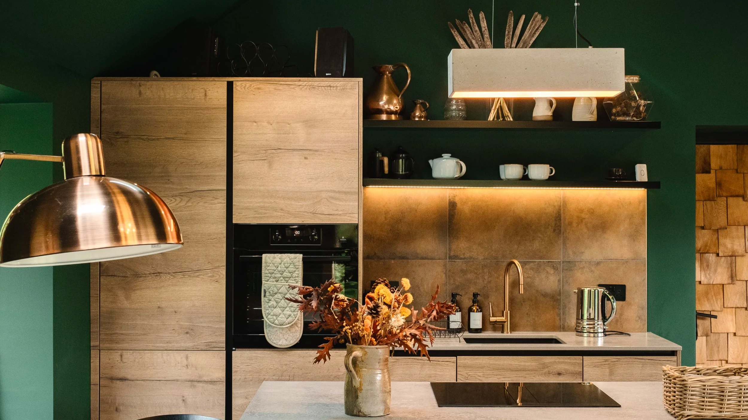 Here, the pace softens, inviting quiet cooking, poured wine and long conversations that drift late into the night.