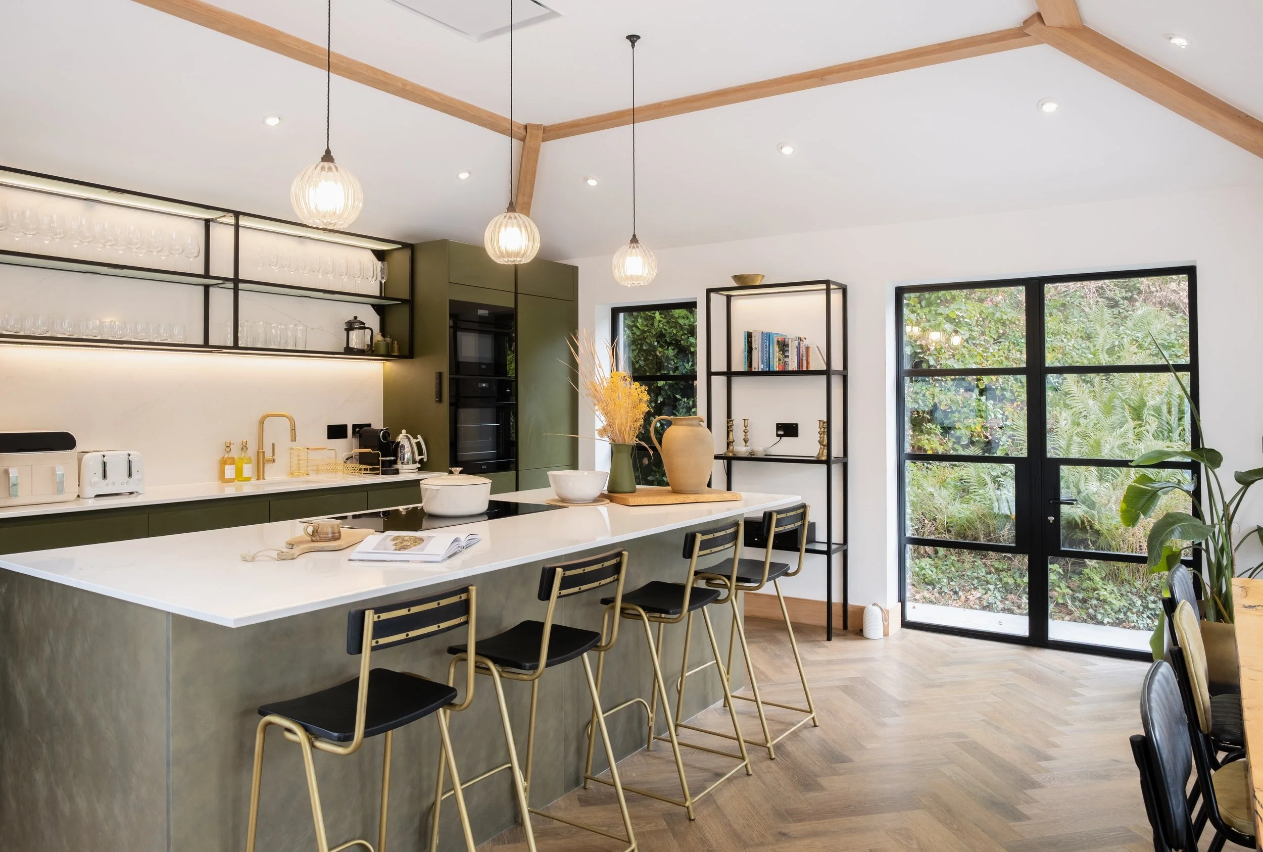 Sunlight gathers here in the morning, setting the tone for slow coffee, fresh bread and easy conversation. The breakfast bar becomes the natural meeting place, from the first light of day through to evening drinks.