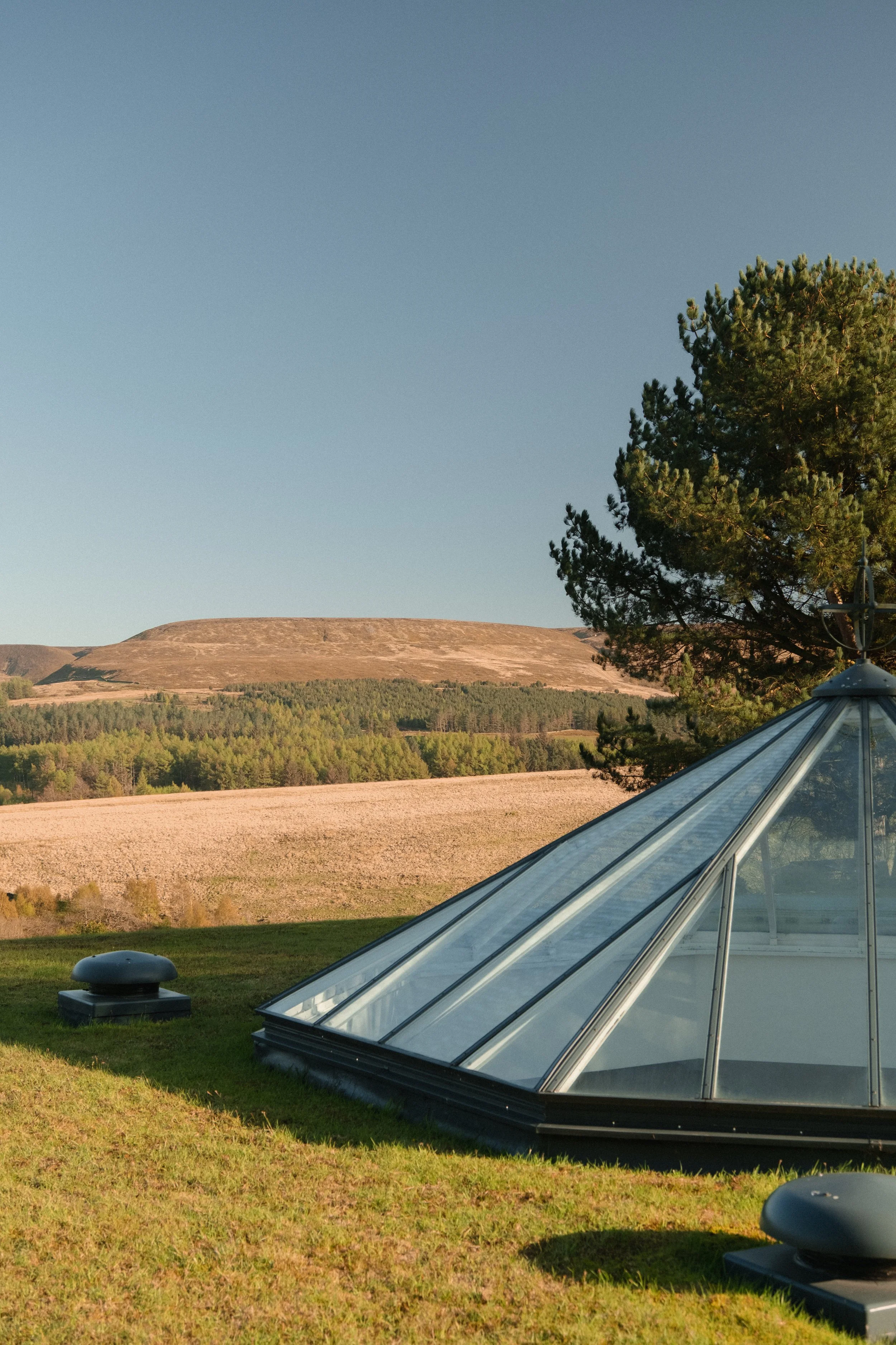 Explore Underhill’s remarkable rooftop garden, where the grass-covered roof and striking pool skylight blend seamlessly into the surrounding countryside.
