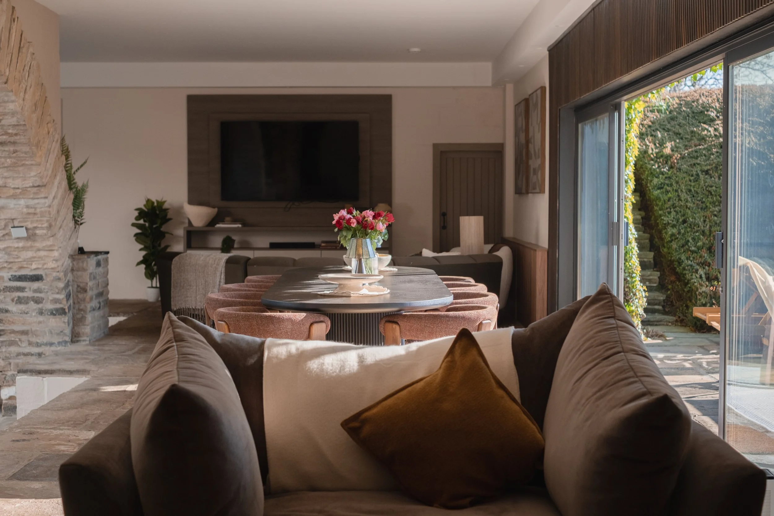 Enjoy relaxed meals in Underhill’s inviting dining space, beautifully styled with fresh flowers and flooded with natural light from the floor-to-ceiling windows.