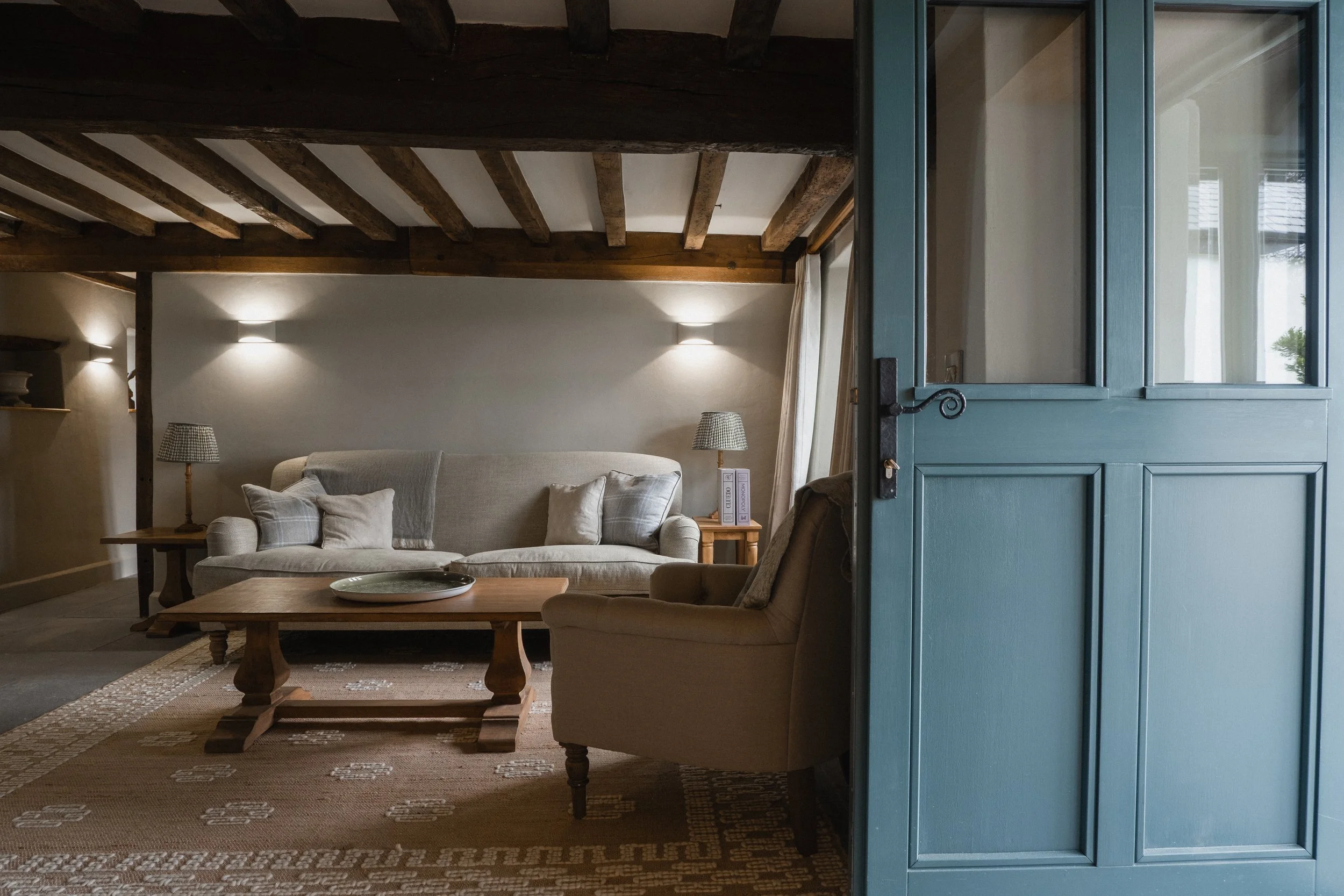 A welcoming reception space designed for unhurried conversations, shared drinks, and evenings by soft lamplight.