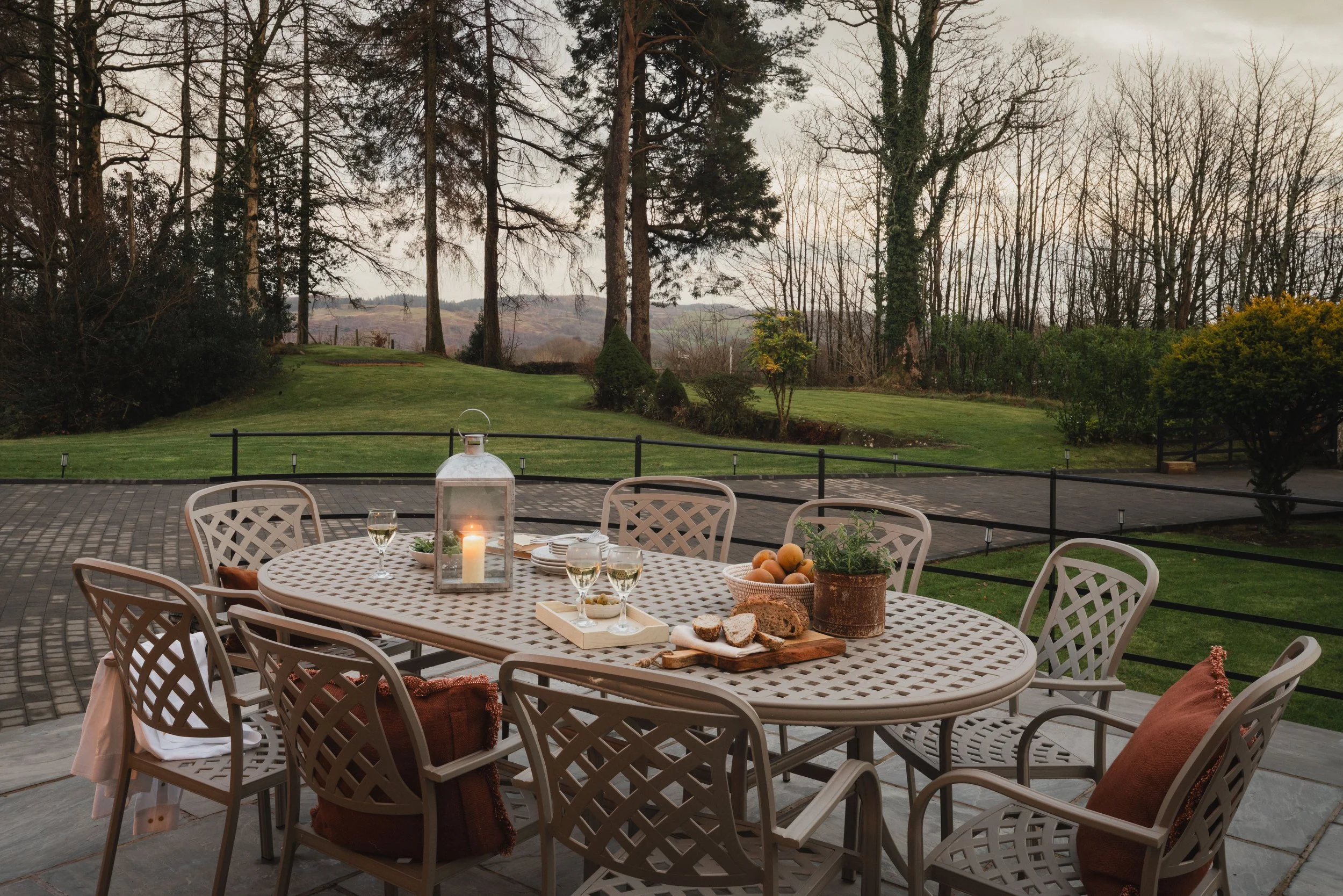 Dine on the terrace, where meals turn into conversations that linger, glasses get refilled without thinking, and the view quietly does its thing in the background.