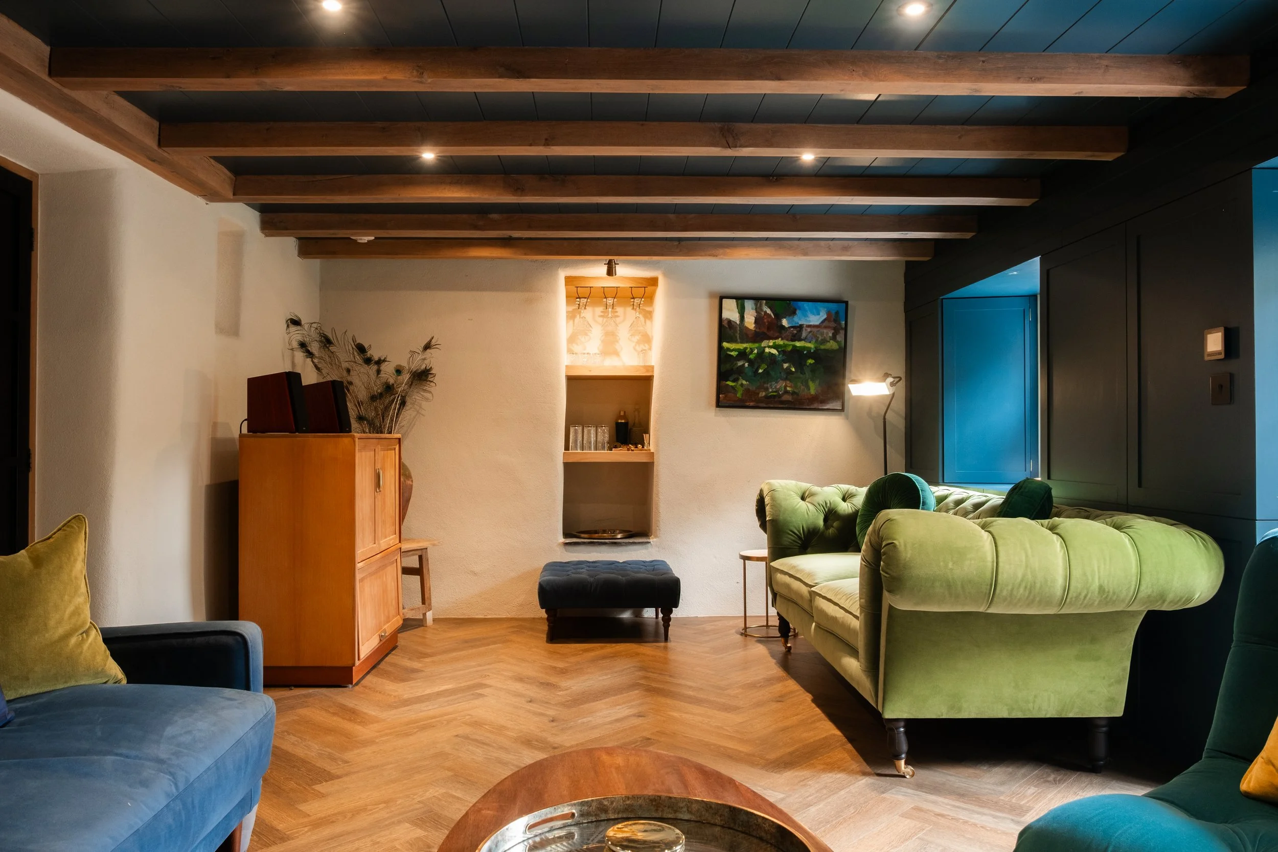 As evening falls, the snug becomes the perfect setting for cocktails, conversation and a slower pace of life. Warm light, deep colours and quiet corners invite you to settle in and stay awhile.