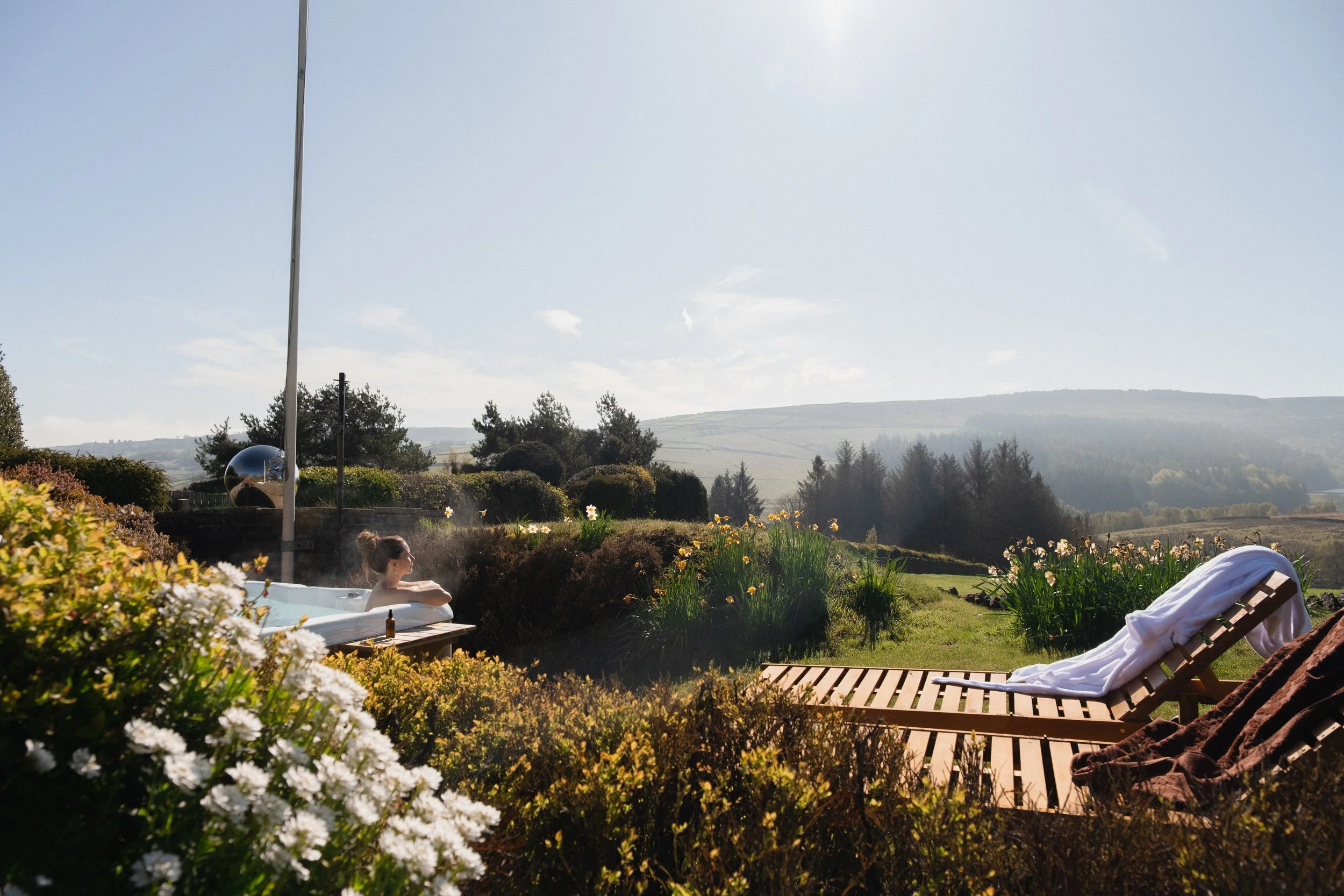 Unwind in Underhill’s hot tub or relax on the sun loungers, surrounded by two acres of gardens, an enclosed paddock and sweeping countryside views.