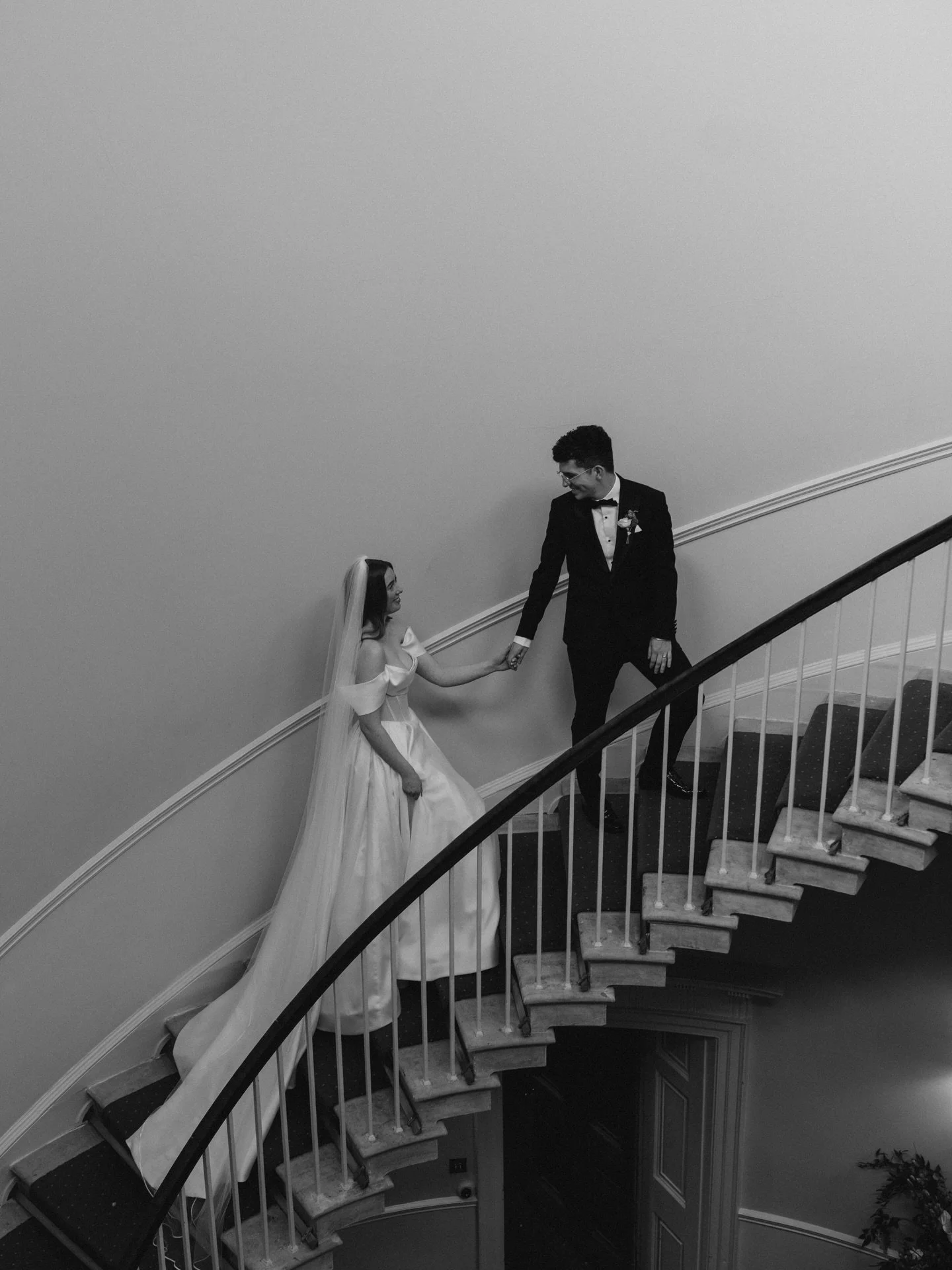Some beautiful frames from Georgia&amp;Tom&rsquo;s wedding at @middletonlodge 🌿

@georgiafryett 
@tommurphy97 

Venue: @middletonlodge 
Photographer: @yulimar.photo 
Coordinator: @rosiebell18 
Hair: @emilyhawkeshair 
Makeup: @amy.george.makeup 
Dres