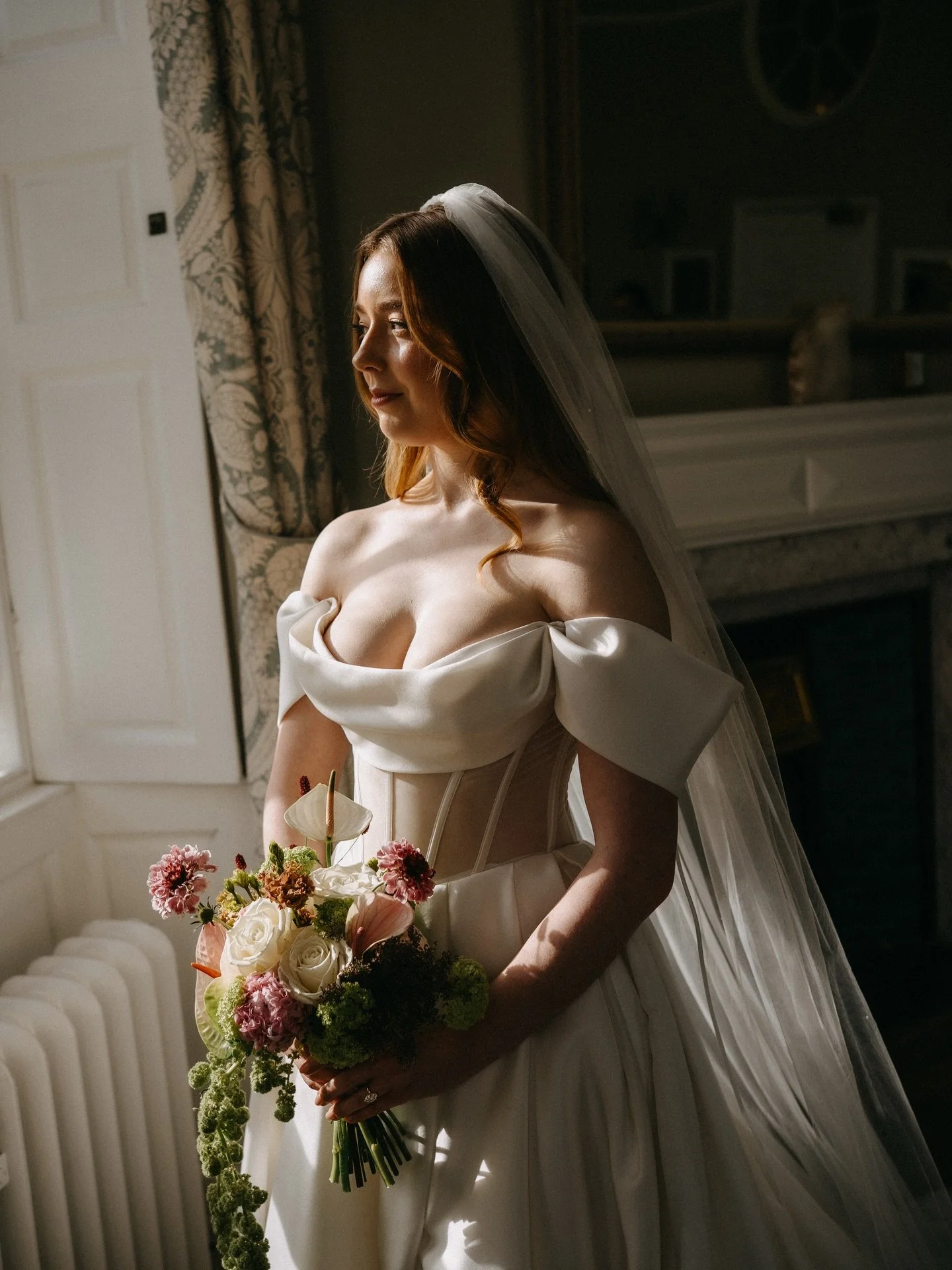 Beautiful Georgia and her wedding morning with the dearest people at @middletonlodge . I will never stop admiring the sunlight of that beautiful morning! ✨🌿

@georgiafryett 
@tommurphy97 

Venue: @middletonlodge 
Photographer: @yulimar.photo 
Coordi