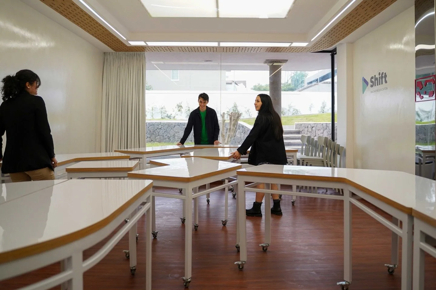 Un aula para la educaci&oacute;n del futuro

El Aula Flexible fue un aula creada para la USFQ con la premisa de que no pueda volver a ser utilizada como un aula tradicional.

Se transformaron las mesas tradicionales en piezas de diferentes geometr&ia