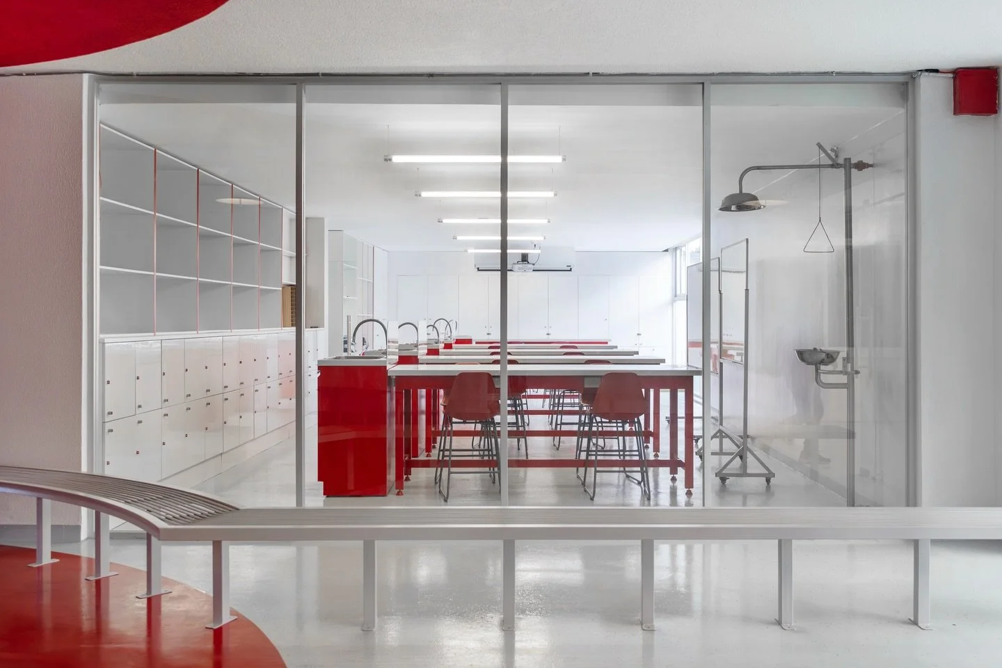 Dise&ntilde;o de laboratorios 🔬

En este proyecto dise&ntilde;amos la planta baja del edificio de secundaria, convirtiendo a los laboratorios en los espacios m&aacute;s atractivos.

Antes de la intervenci&oacute;n, los laboratorios eran espacios cer
