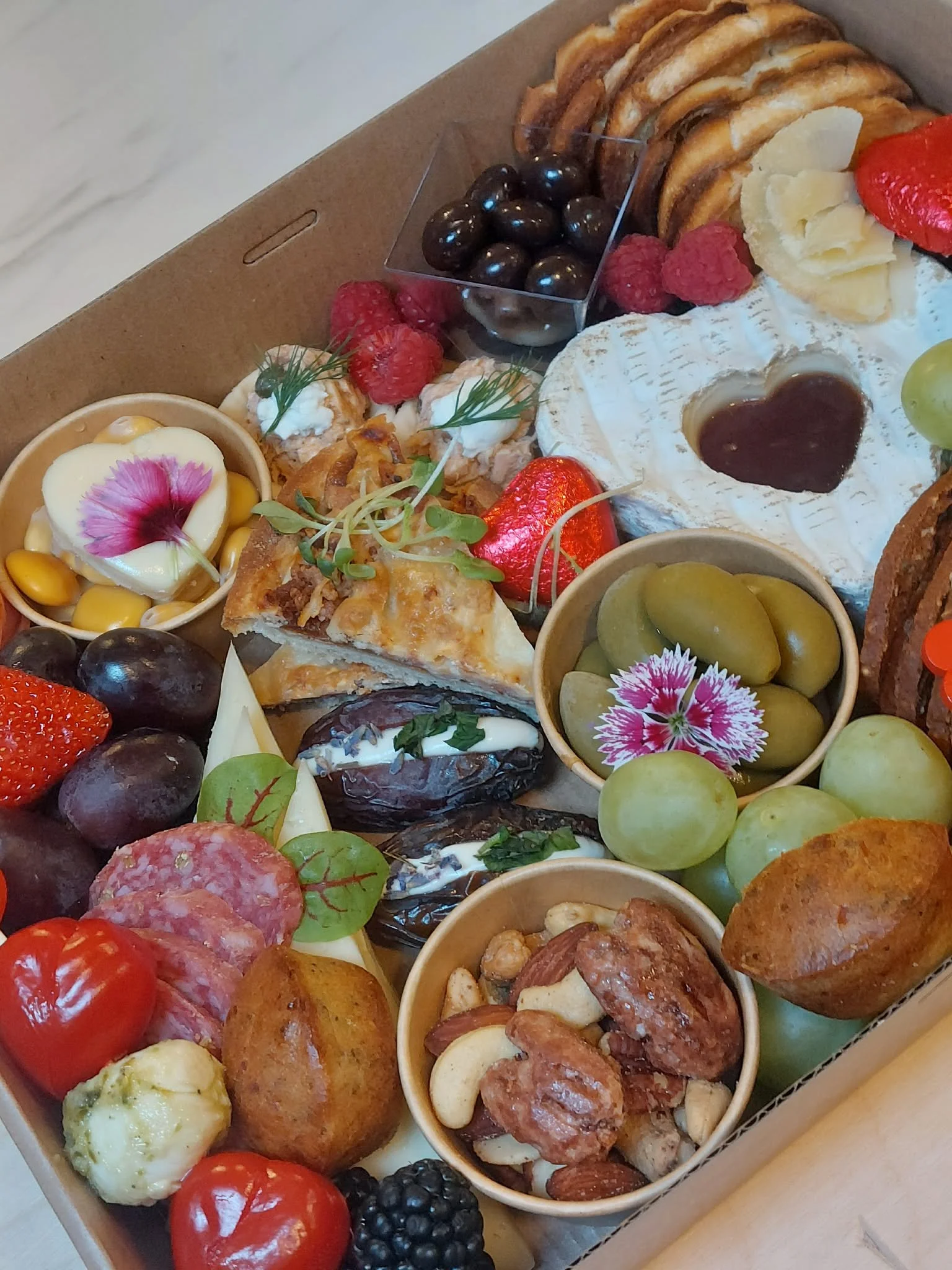 🌹 Le Combo Saint-Valentin : À L’Apéro X Fleuriste Les Coteaux 🌹