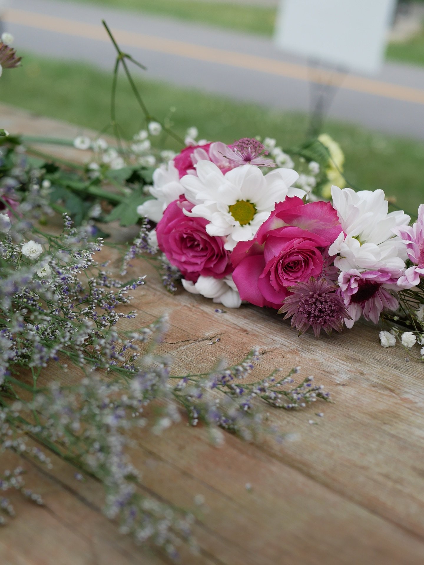 Couronnes du solstice en construction 🚧 🌸👑 

La c&eacute;l&eacute;bration du plus long jour de l&rsquo;ann&eacute;e tout en fleurs et vitamine D! 

#perseflor #summer #summersolstice #midsummer #atelierfloral #floralworkshop #creativit&eacute; #ar
