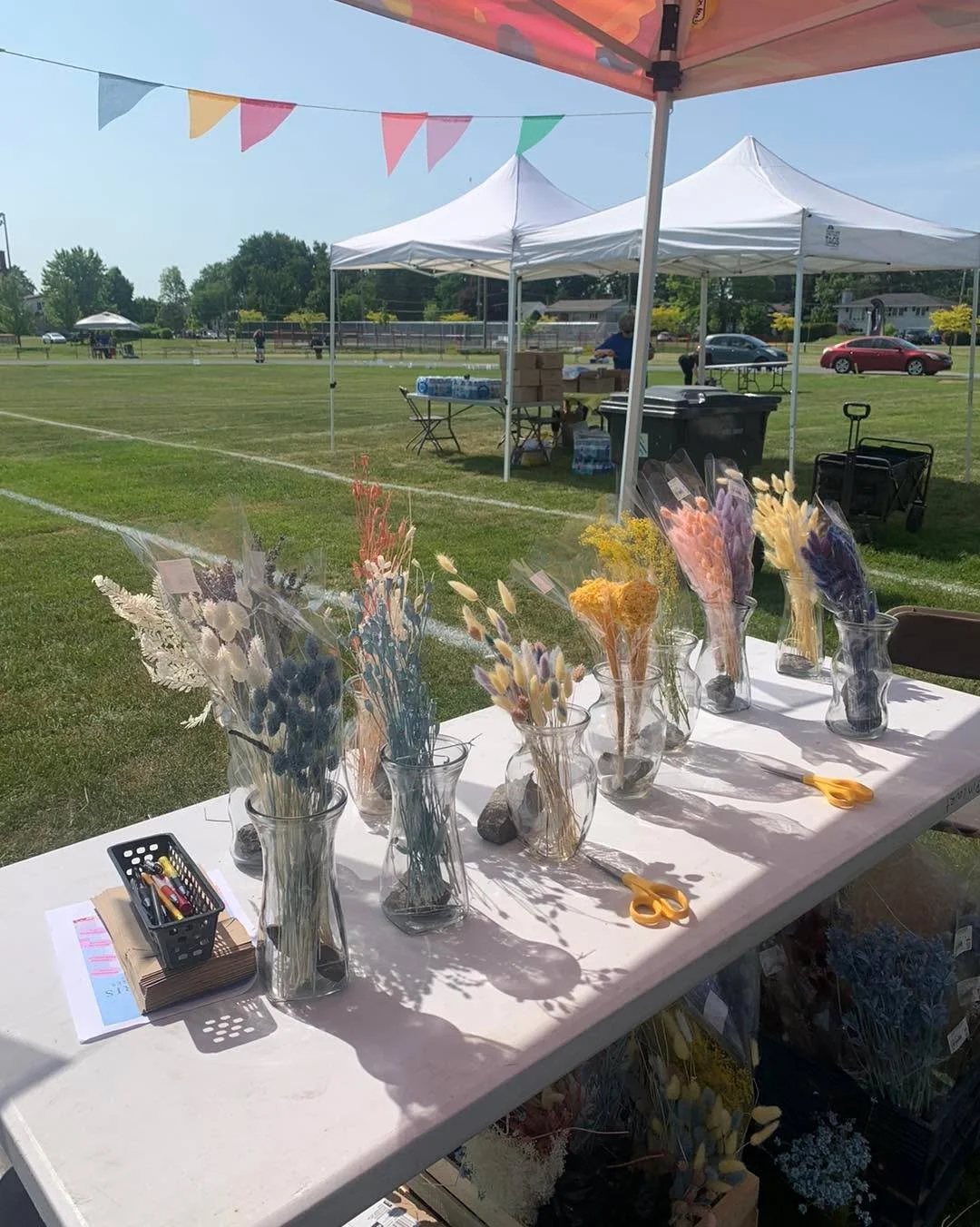 🌿 Des fioles d&rsquo;espoir, pour ne pas oublier la lumi&egrave;re ✨

Ce week-end, j&rsquo;ai eu la chance de participer au Relais pour la Vie avec un atelier tout simple, mais qui a touch&eacute; droit au c&oelig;ur : la cr&eacute;ation de fioles d