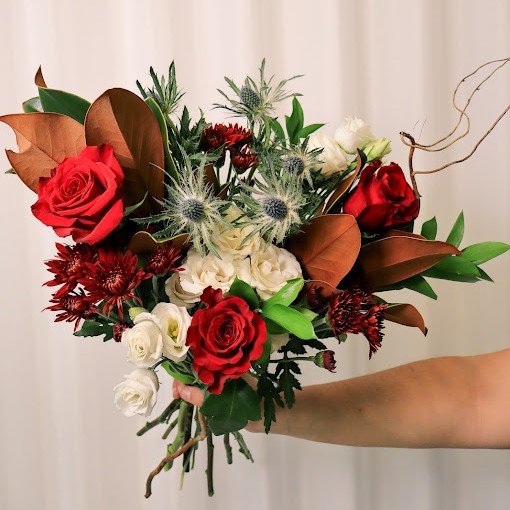 ❄️ Le bouquet d&rsquo;hiver ❄️

Celui que vous avez aper&ccedil;u passer en story ces derniers temps&hellip; le voil&agrave; officiellement pr&eacute;sent&eacute; 🫶

Une cr&eacute;ation qui joue sur les contrastes : la texture velout&eacute;e du mag