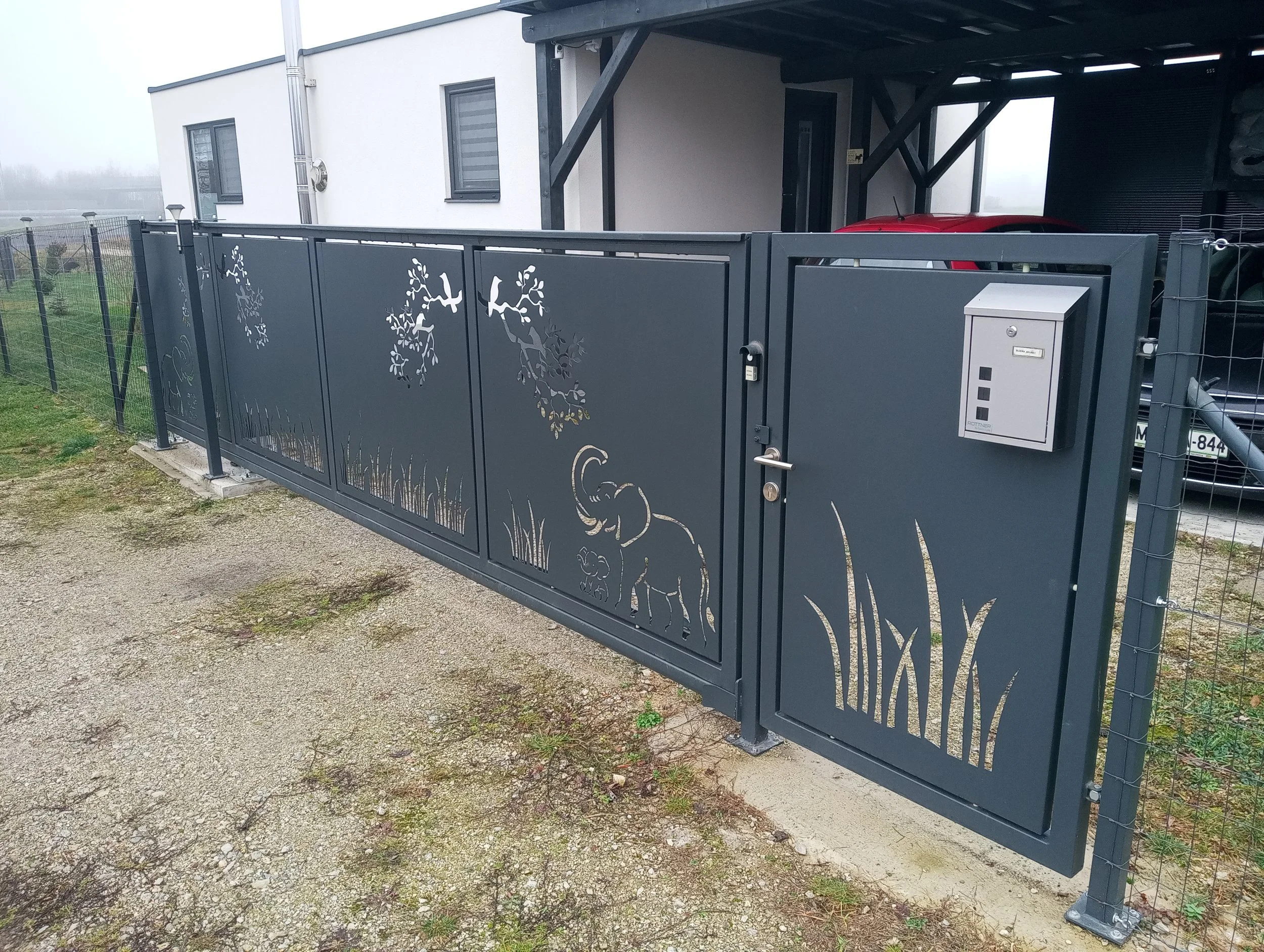 Avtomatska drsna ograja s poljubnimi izrezi