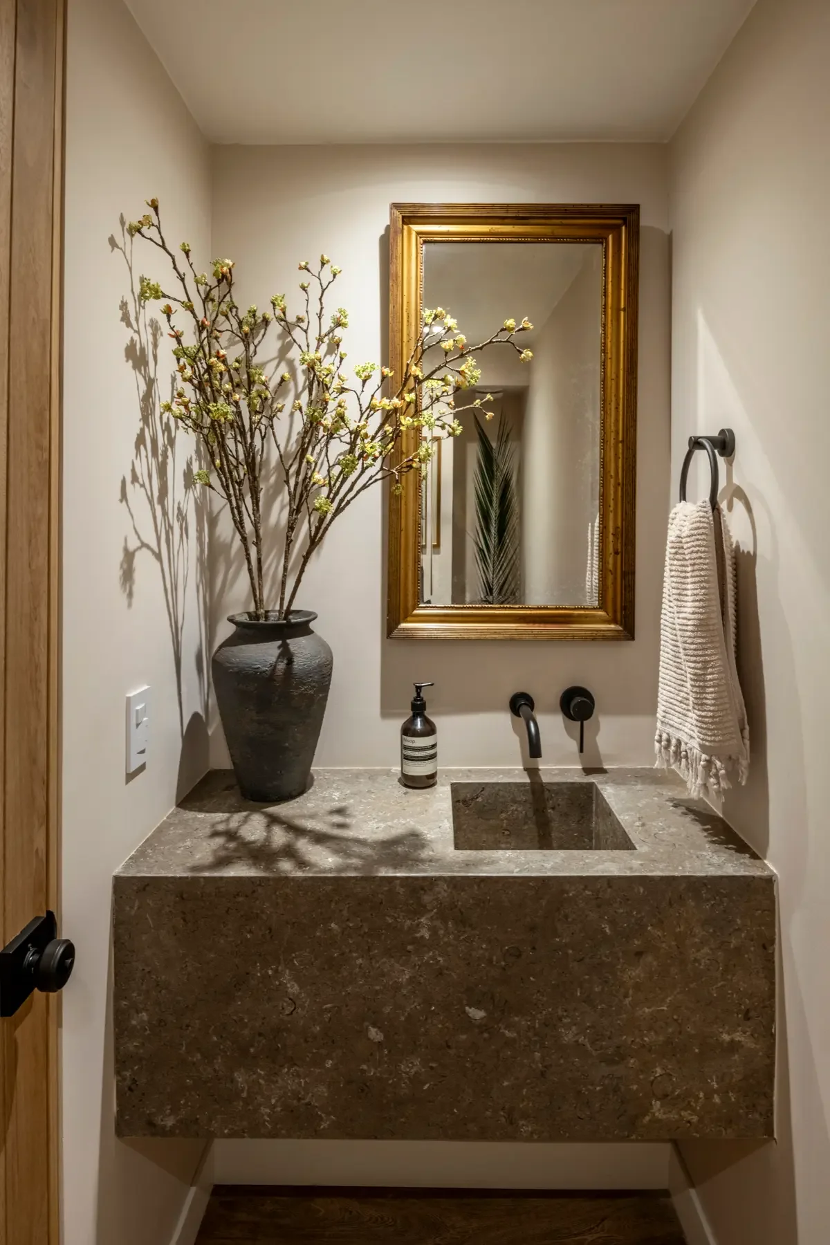 Minimalist bathroom renovation in Bogotá featuring a simple design with few materials to maximize visual space and reduce clutter in a compact home.
