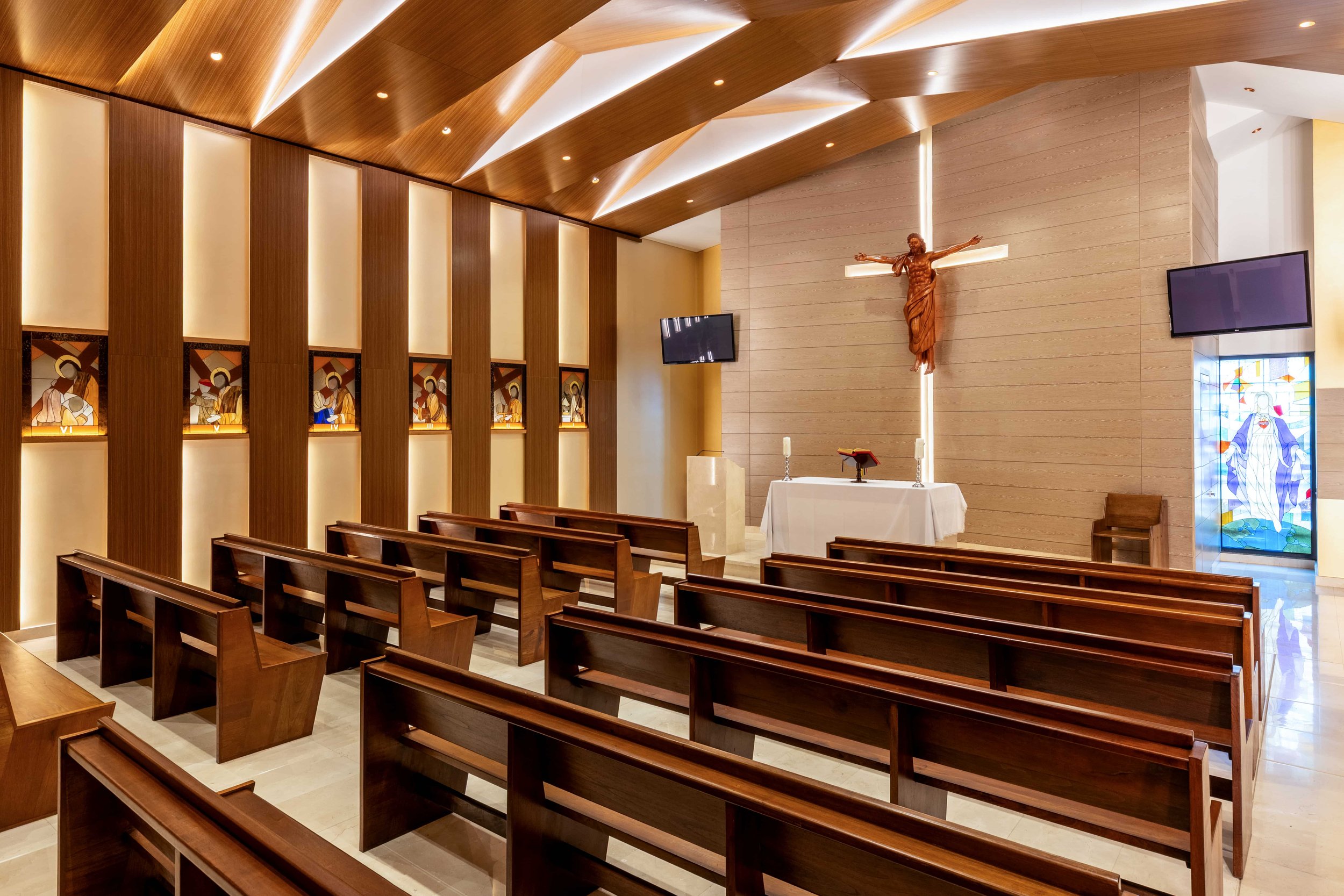 Interior of the Mantle Chapel in Bogotá, a 140sqm space designed to feel both intimate for a single visitor and welcoming for a full congregation