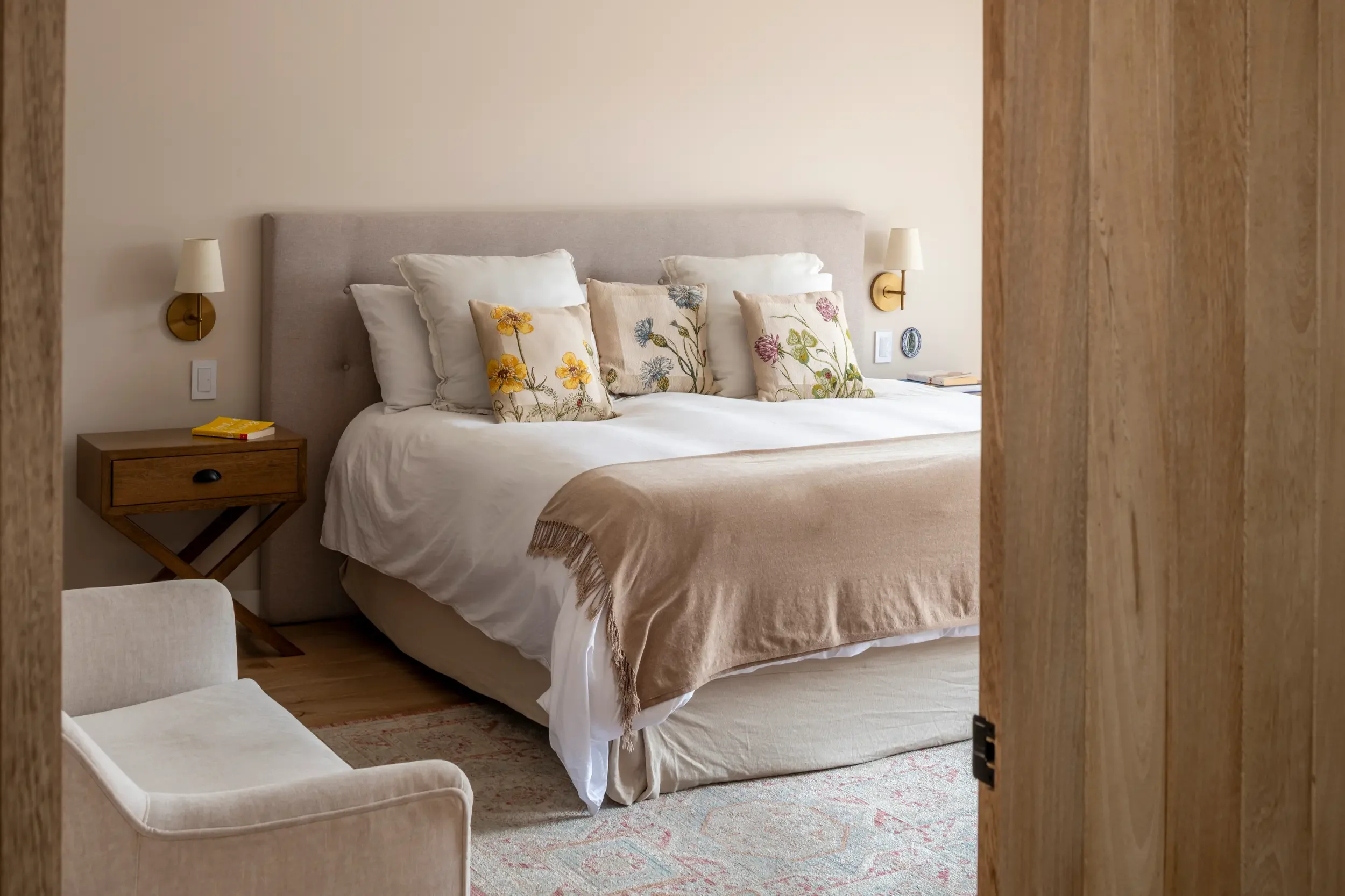 Bedroom in a renovated Bogotá apartment with an open connection to the terrace, enhancing the flow of the space