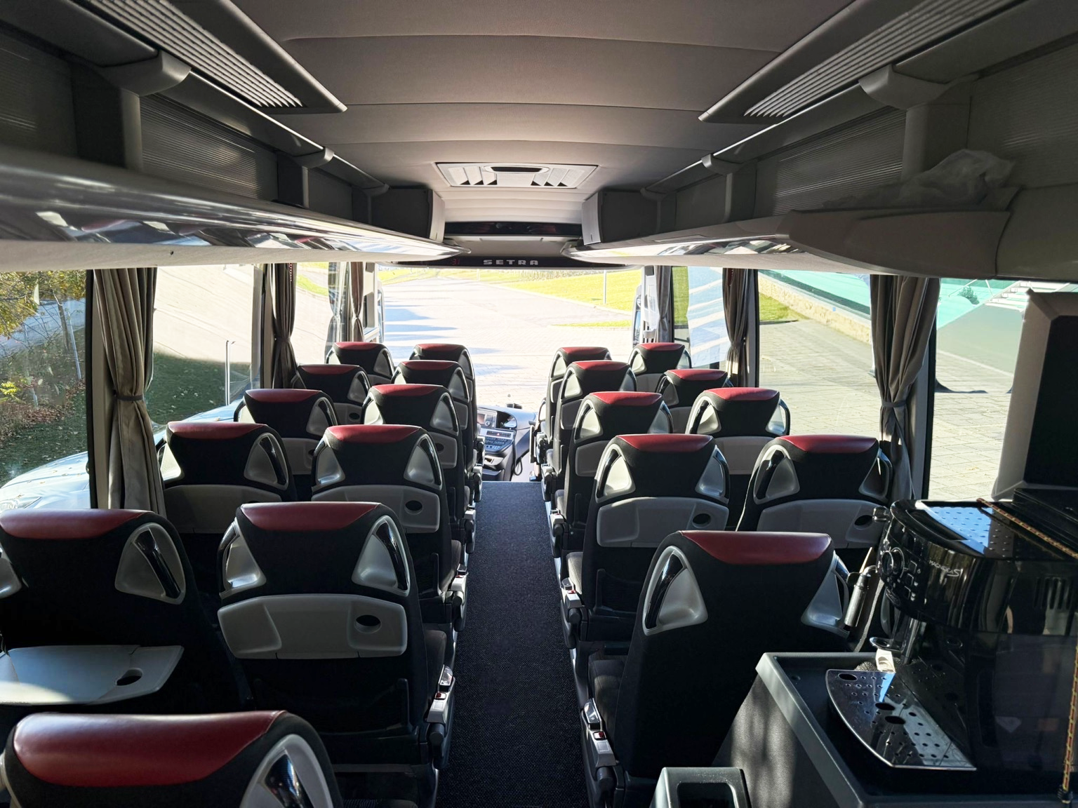 Bus 1 innen vorne.png