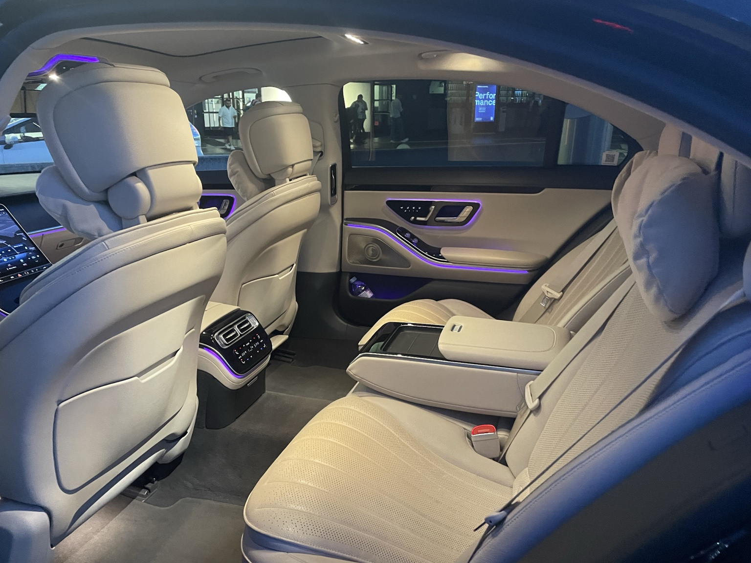 S-Klasse innen hinten.png