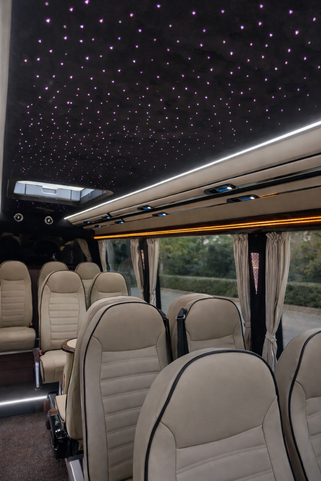 Sprinter1 innen hinten.png