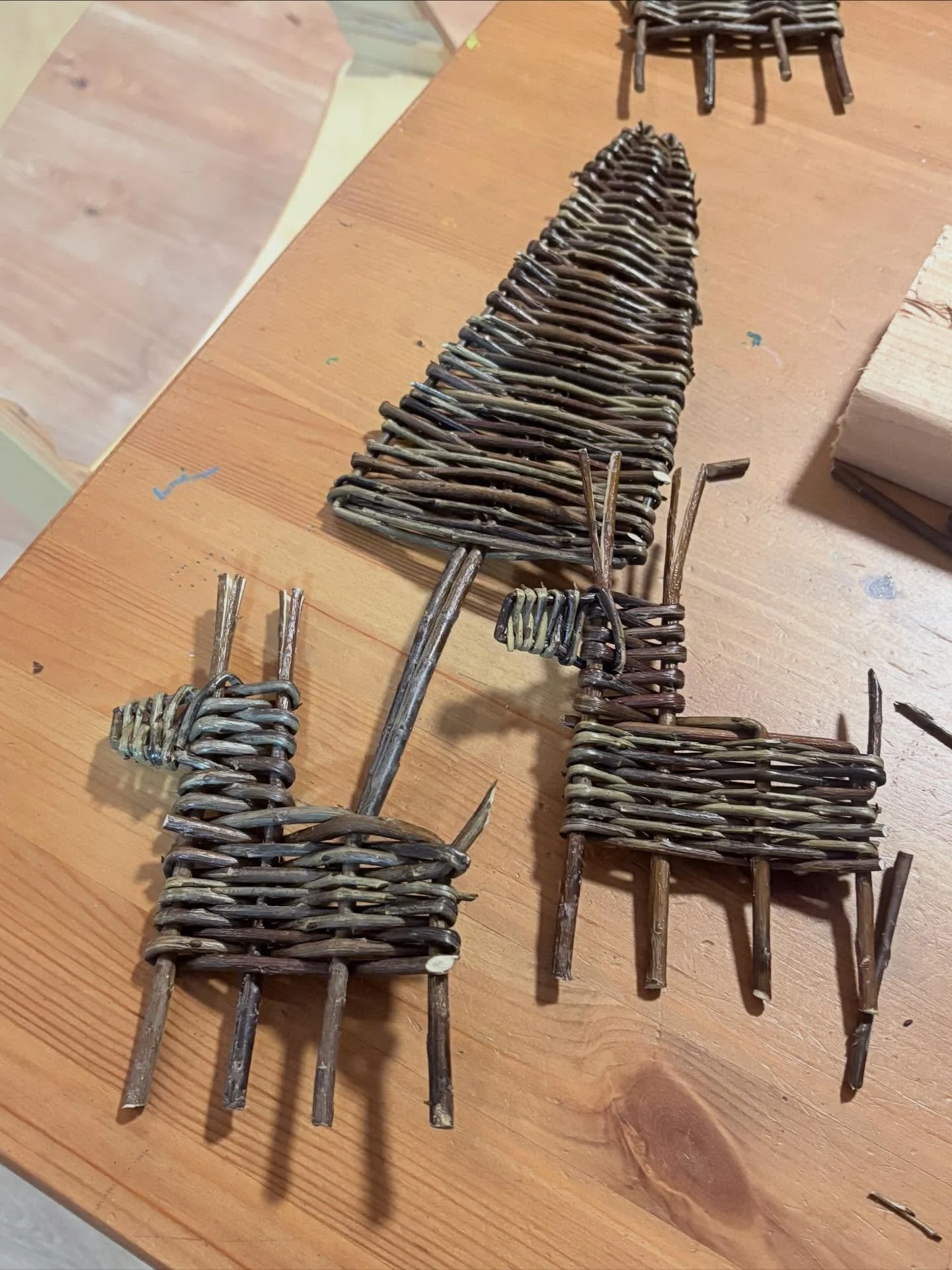 I have a free Friday night, the perfect time to try to make the reindeer I keep seeing everywhere. These are going to be teacher gifts for my littlest boys at Montessori school. I love getting to give homemade things.

#heritagecraft #willowweaving #