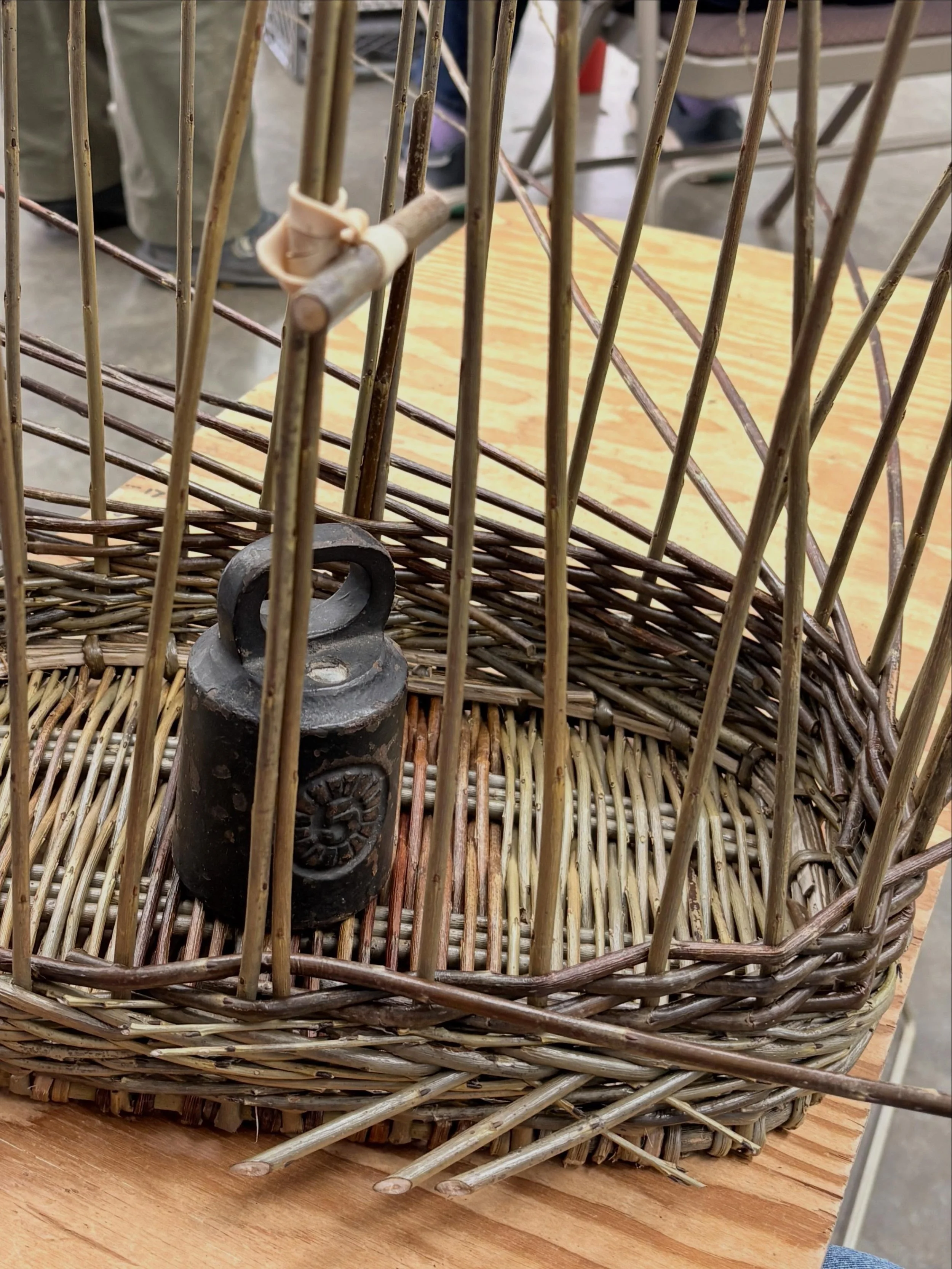 Day 3 at the #nwbasketweavers Spring Retreat. All about that market basket! The incredible @willowbasketmaker and her lovely assistant @marrowstone_willow made sure all 10 students left with finished, beautiful baskets and most importantly- learned e