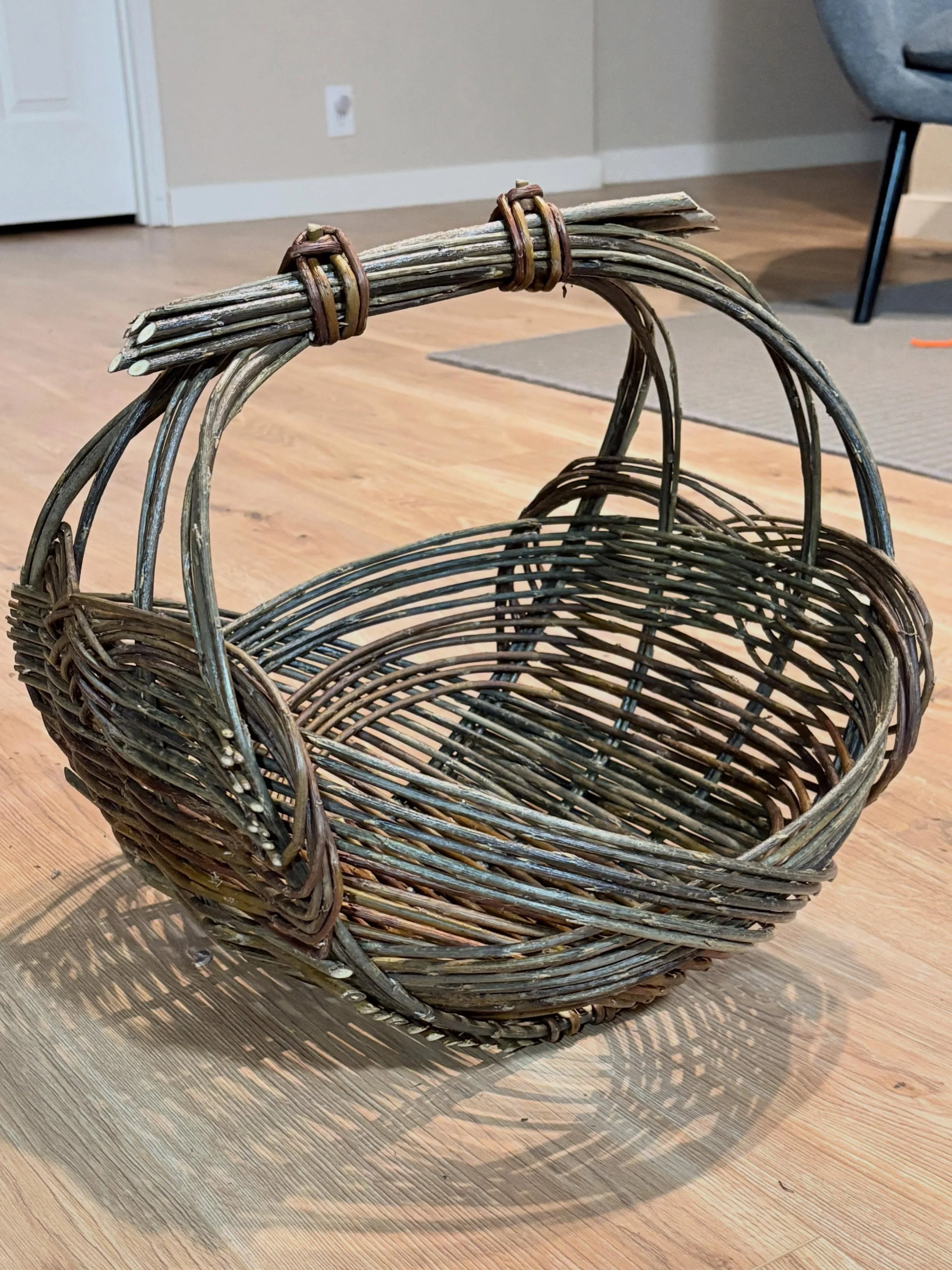 One more Zarzo basket to end the night. I feel like I finally got a handle on making it round. My square/rectangle ones came easy- round makes me realize I need to lighten up the tension. Great life advice too! 

#basket #basketweaving #basketweaver 