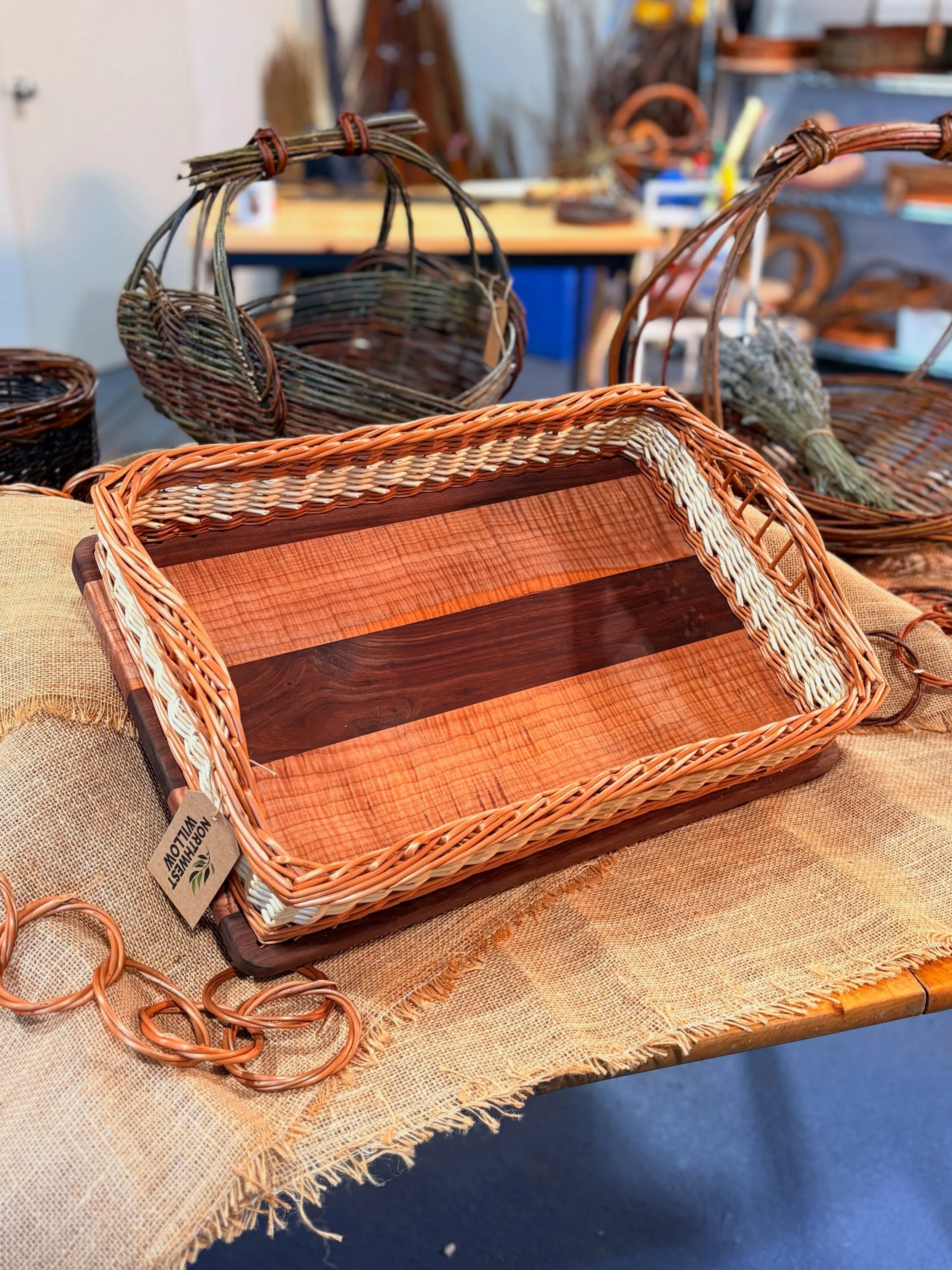 This might be the prettiest tray I&rsquo;ve ever made. ☺️ the base was a gift and the willow is buff and white from the glorious @jackfarmswillow. Without a doubt, my current favorite make. 

Available today in the studio during the final day @artrai
