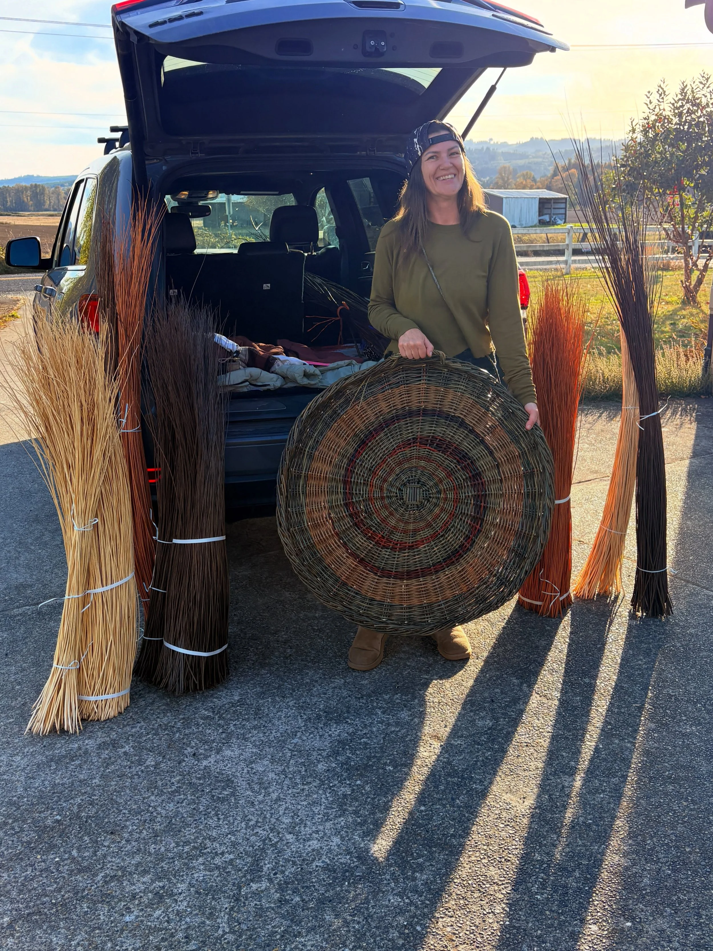 @oregonlulu wins as first to pickup willow today! Of course I wanted to see the INCREDIBLE drying tray she made in @woventhresholds class this past weekend. What a gorgeous piece. I can&rsquo;t wait to see what you make with all the @musgrovewillows 