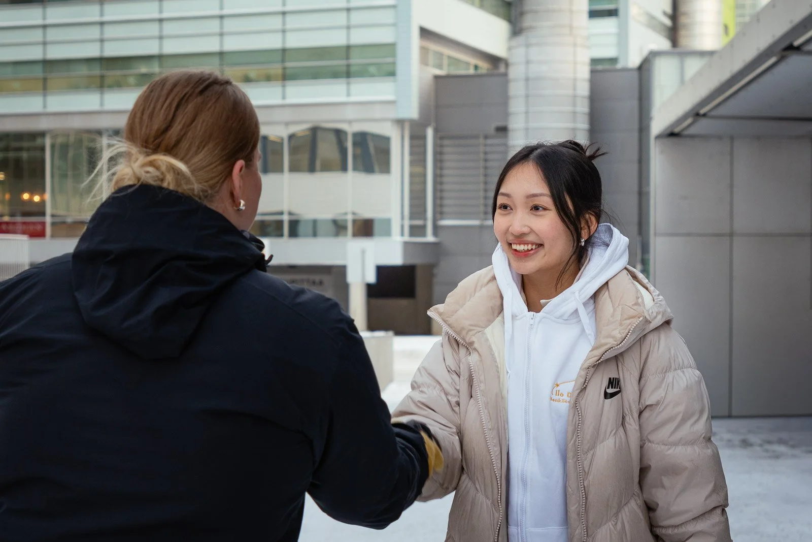 Ilo Duunatan CEO Janina Le kättelee asiakasta, kuvastaen yhteistyön alkamista.
