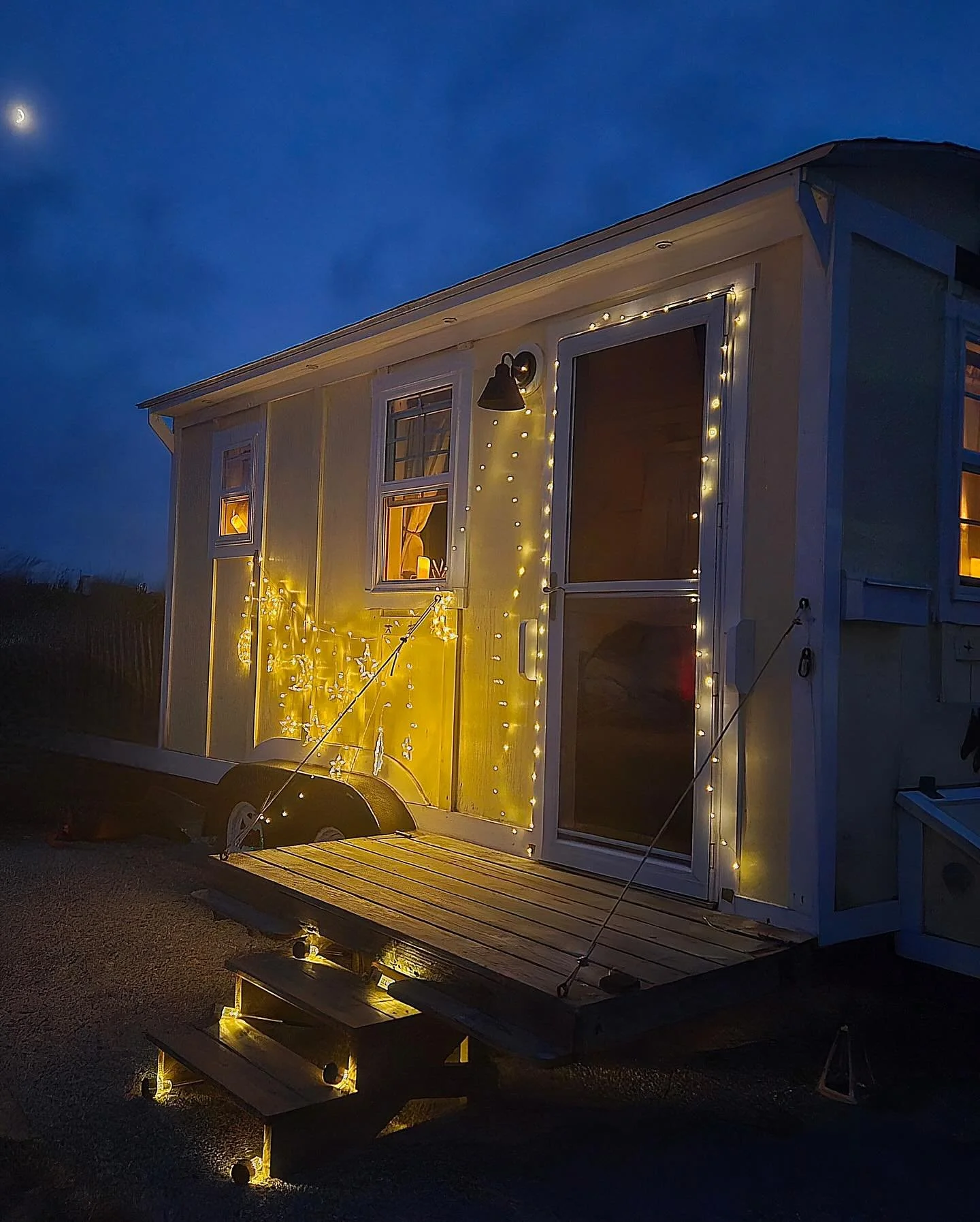 Jessie, Who is currently on the island sent me these beautiful pictures. The weather may not be perfect but the cottage and her creative and happy outlook brings its own sunshine. #glamping #oceancitymaryland #marylanddnr #assateague #adsateaguerenta