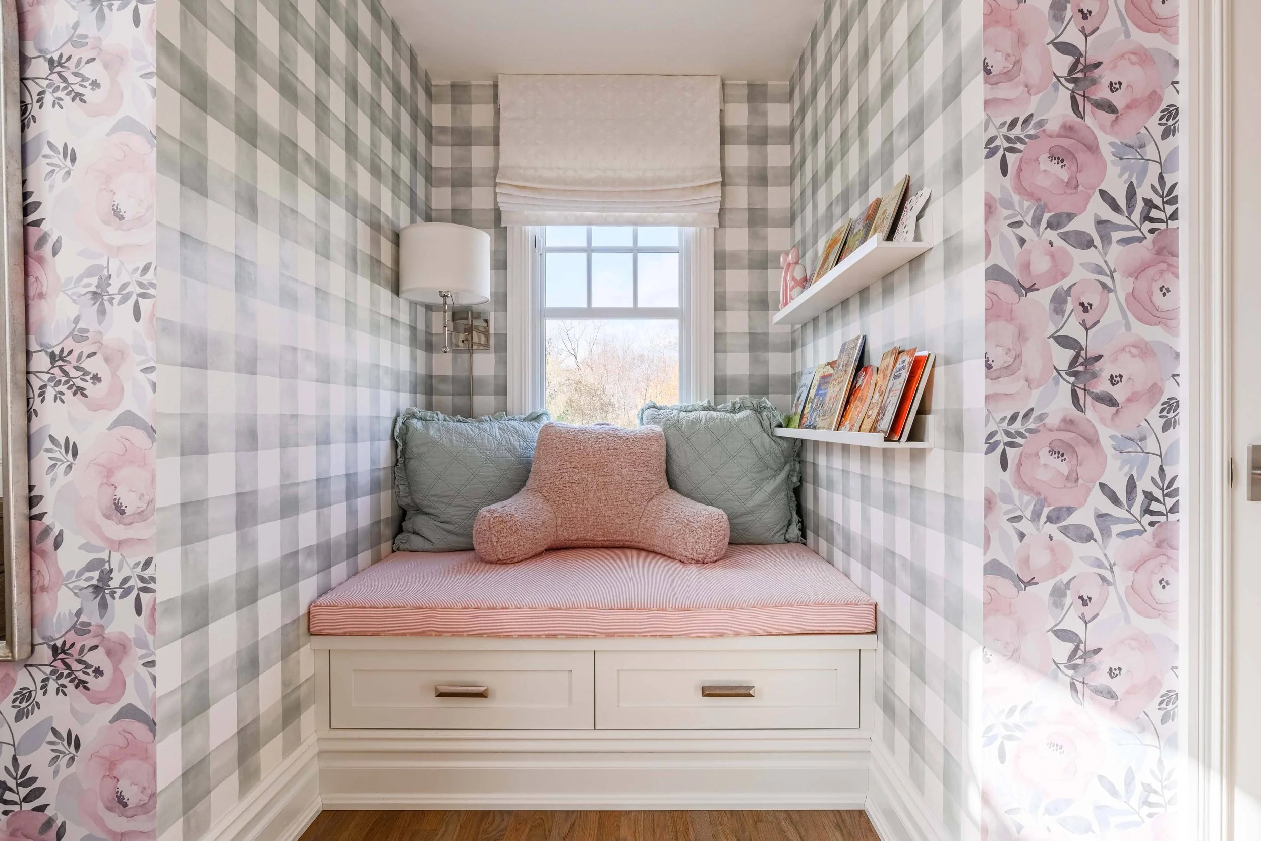 Light, coastal-inspired interior design in the Nantucket Classic on Zachary project by Melissa’s Designs.