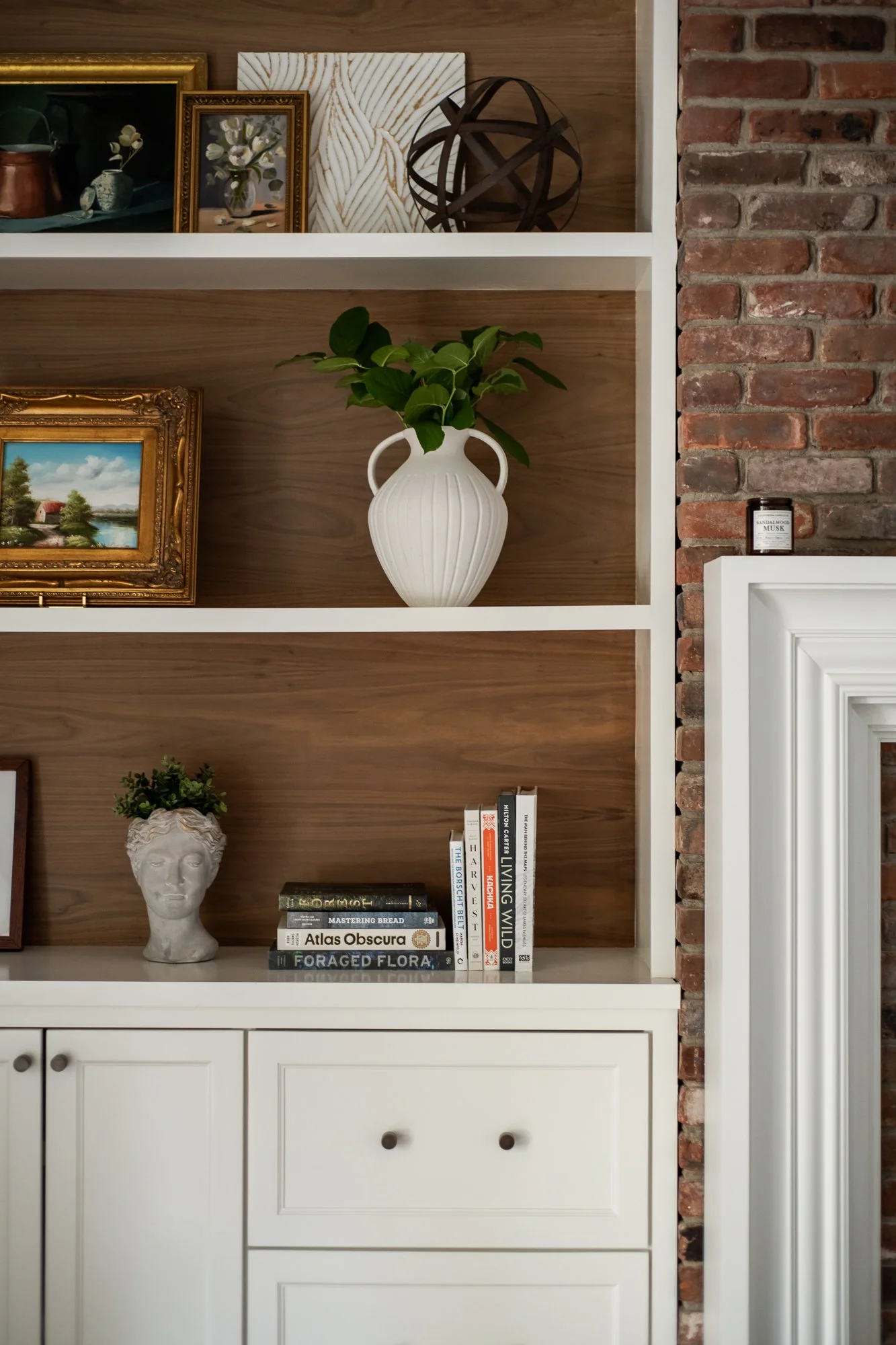 Warm, modern interiors with bold accents in the Sassy & Sophisticated on Stratford project by Melissa’s Designs.