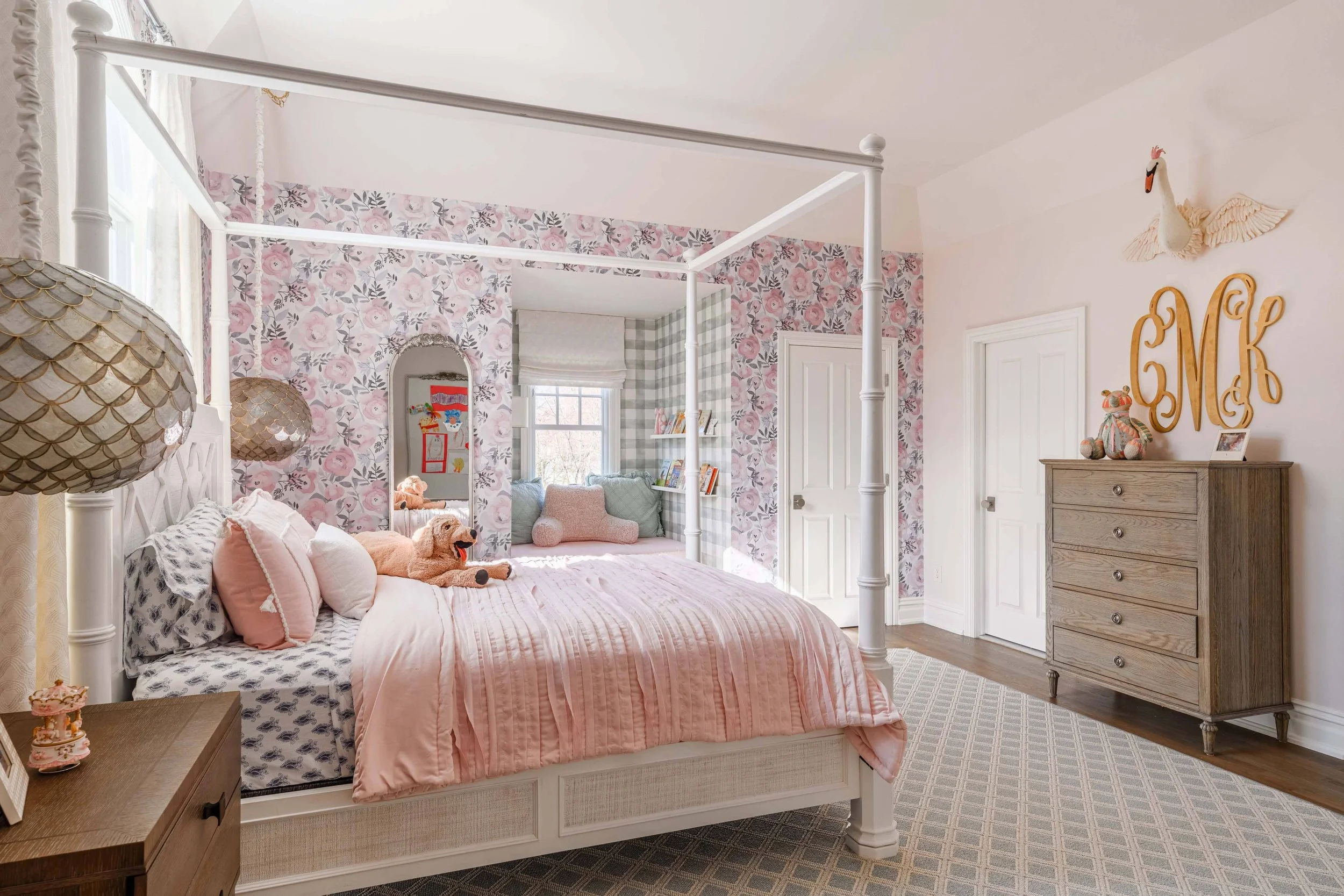 Light, coastal-inspired interior design in the Nantucket Classic on Zachary project by Melissa’s Designs.